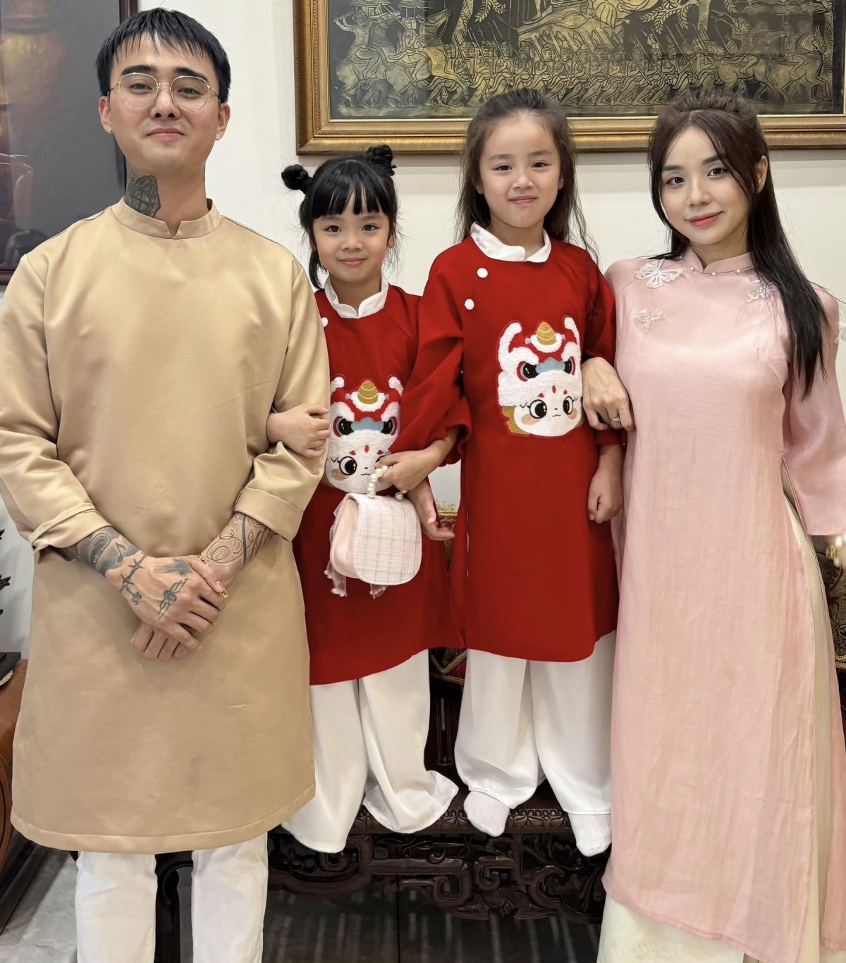 Tháng 11/2023, Đạt G đăng ảnh chụp cùng Cindy Lư và hai con gái riêng của vợ. Anh gửi lời chúc mừng sinh nhật tới bạn gái và hai bé Gà và Cún: "Chúc mừng sinh nhật tụi con và mẹ. Ba luôn đứng phía sau đồng hành cùng các con gái của ba. Chuyện gì xảy ra không quan trọng, quan trọng là sống vui, sống khỏe", Đạt G viết trên trang cá nhân. 