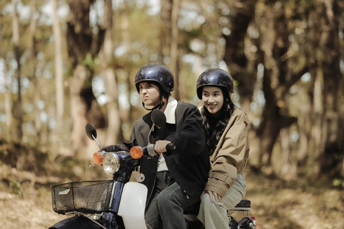 Vũ Cát Tường sinh năm 1992, quê An Giang, là Á quân cuộc thi Giọng hát Việt 2013, từng sáng tác một số ca khúc nổi bật như Mơ, Yêu xa, Cô gái ngày hôm qua và album Giải mã (2014), Stardom (2018). Năm 2018, Vũ Cát Tường làm huấn luyện viên Giọng hát Việt nhí. Hơn 10 năm hoạt động nghệ thuật, cô gắn liền với hình ảnh tomboy.