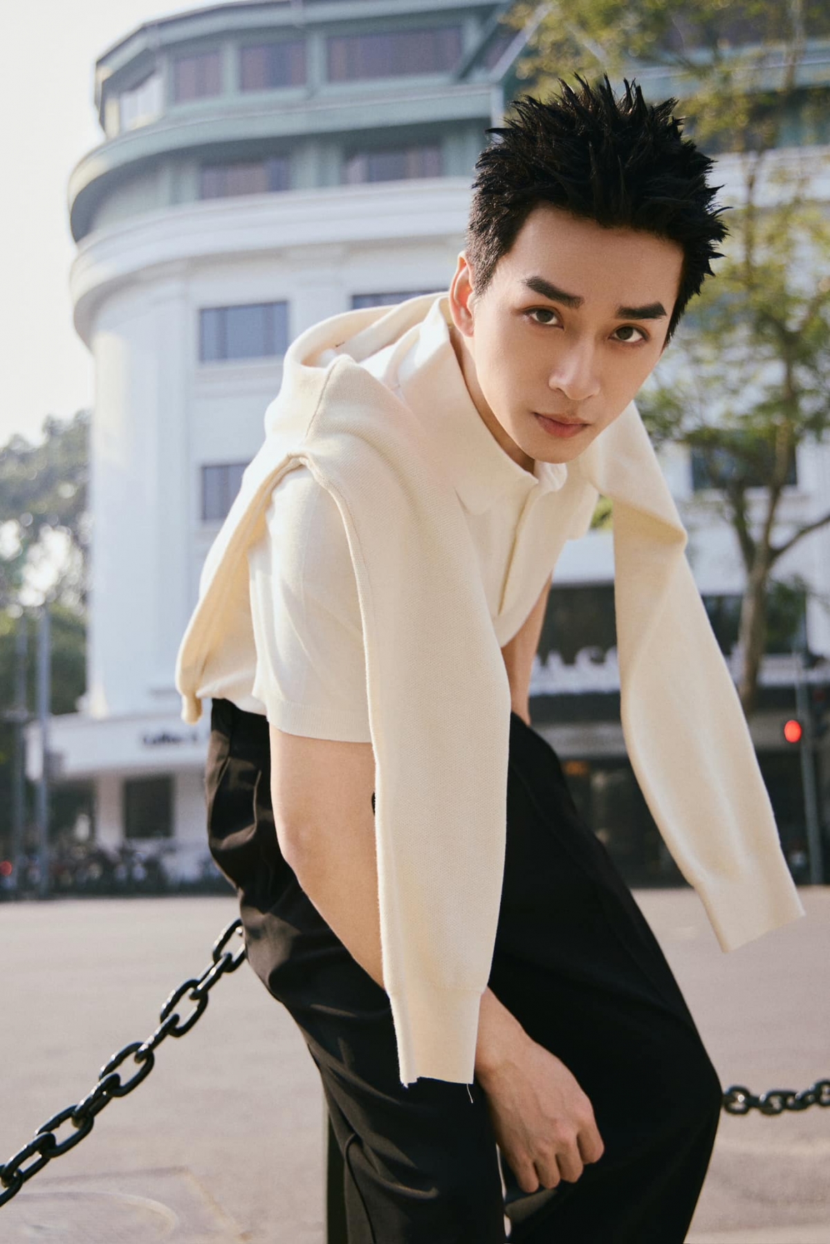 Ngoài đời, Trần Nghĩa sở hữu diện mạo phong trần, thời thượng khác hẳn với các vai diễn thư sinh từng làm nên tên tuổi của anh. 