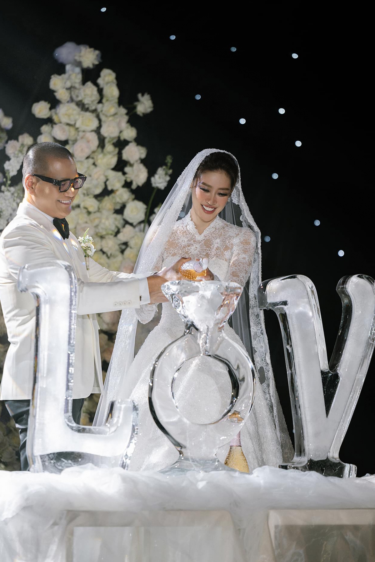 Hoa hậu Khánh Vân và nhiếp ảnh gia Nguyễn Long tổ chức lễ cưới vào tháng 12/2024 tại TP.HCM với không gian trang trí lộng lẫy, xa hoa. Nhiều hoa hậu, á hậu, ngôi sao nổi tiếng của showbiz Việt tới dự tiệc cưới của Khánh Vân. Chồng của Khánh Vân hơn cô 17 tuổi, là quản lý của nàng hậu trong nhiều năm qua. Cả hai đồng hành trong nhiều sự kiện giải trí. 