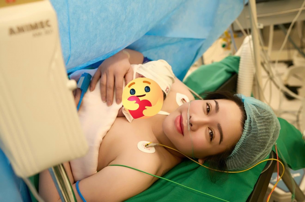 Nhật Kim Anh cho biết cô mừng vì được bố mẹ chồng cũ và chồng cũ Bửu Lộc lẫn con trai 10 tuổi ủng hộ sinh bé thứ hai. 