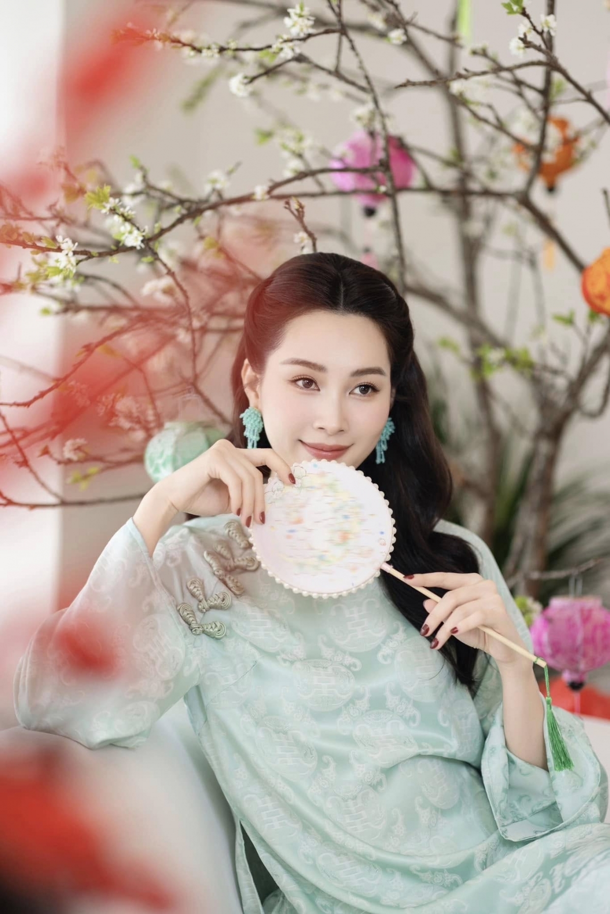 Hoa hậu Đặng Thu Thảo mặc áo dài đón Tết. Người đẹp viết: “Tết đến để ta ôm nhớ thương. Nắm chút ấm áp chút mùi hương”.
