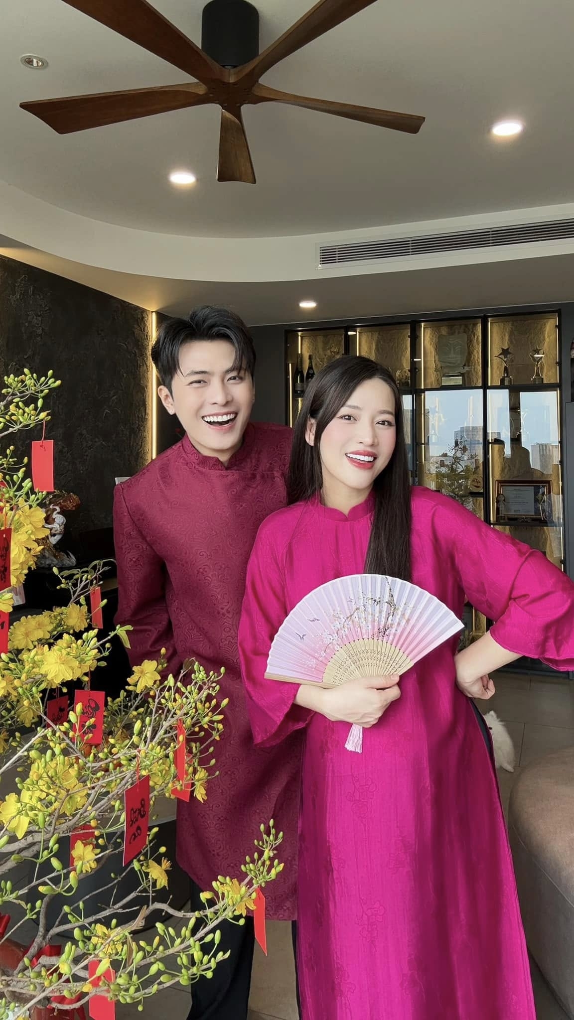 Vào dịp Tết Ất Tỵ, vợ chồng Puka và Gin Tuấn Kiệt cùng diện áo dài truyền thống, khoe sắc trong những ngày đầu năm mới. Cả hai lựa chọn trang phục áo dài đồng điệu với gam màu tươi sáng.