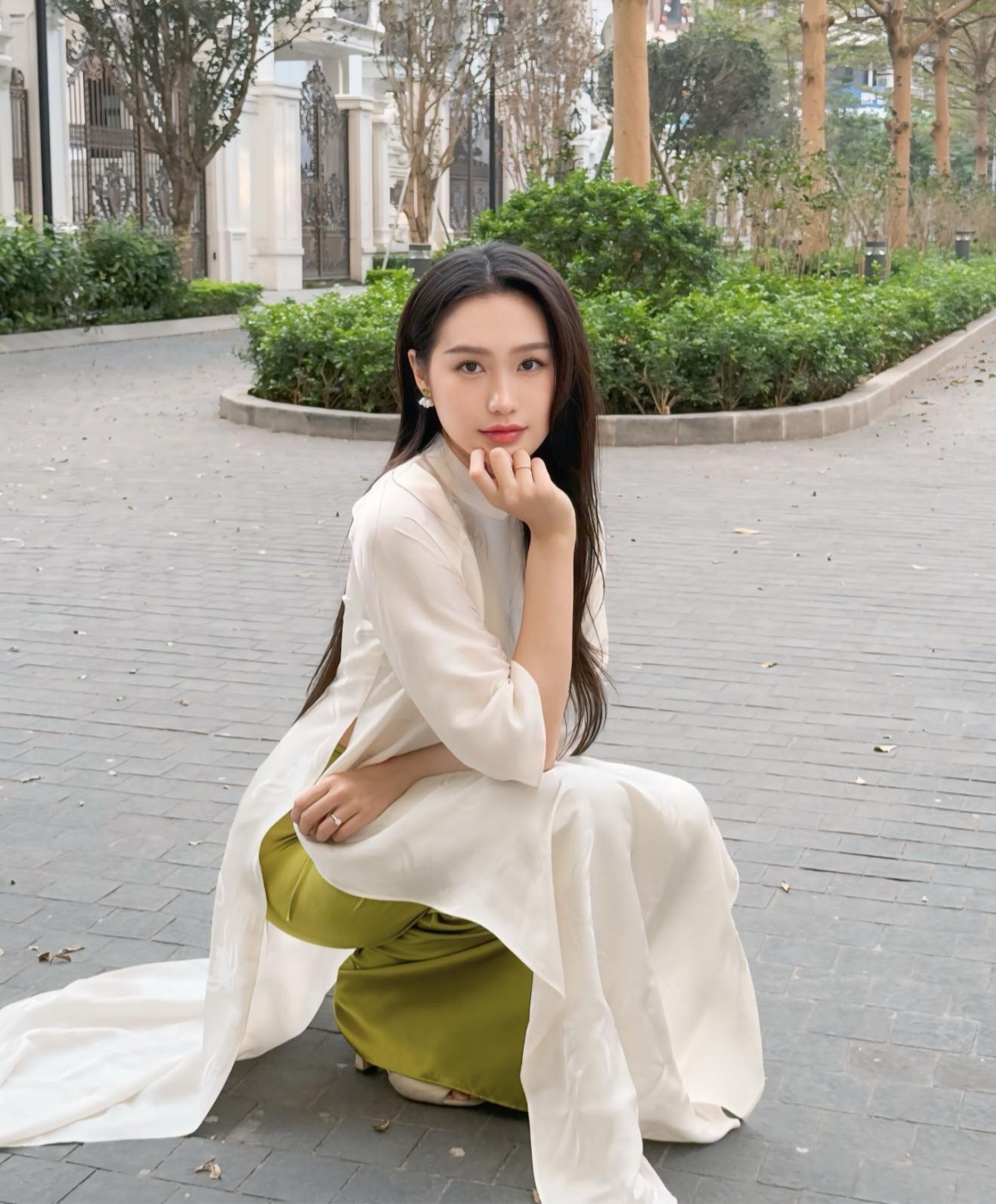Người đẹp Doãn Hải My - vợ cầu thủ Đoàn Văn Hậu – xinh tươi khi diện áo dài.