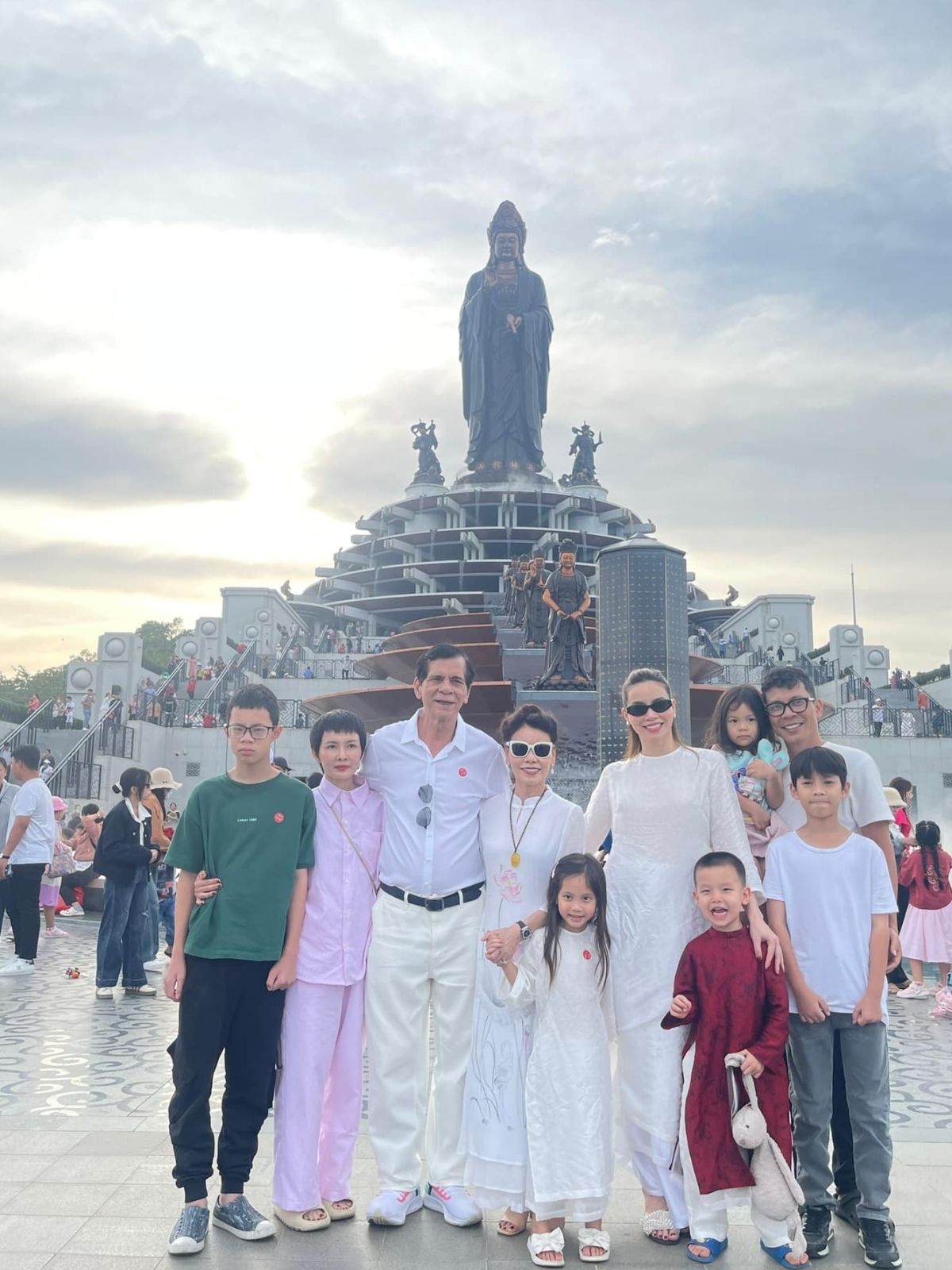 Ca sĩ Hồ Ngọc Hà đưa bố mẹ, các con đến núi Bà Đen ở Tây Ninh để thắp hương, rước lộc xuân.