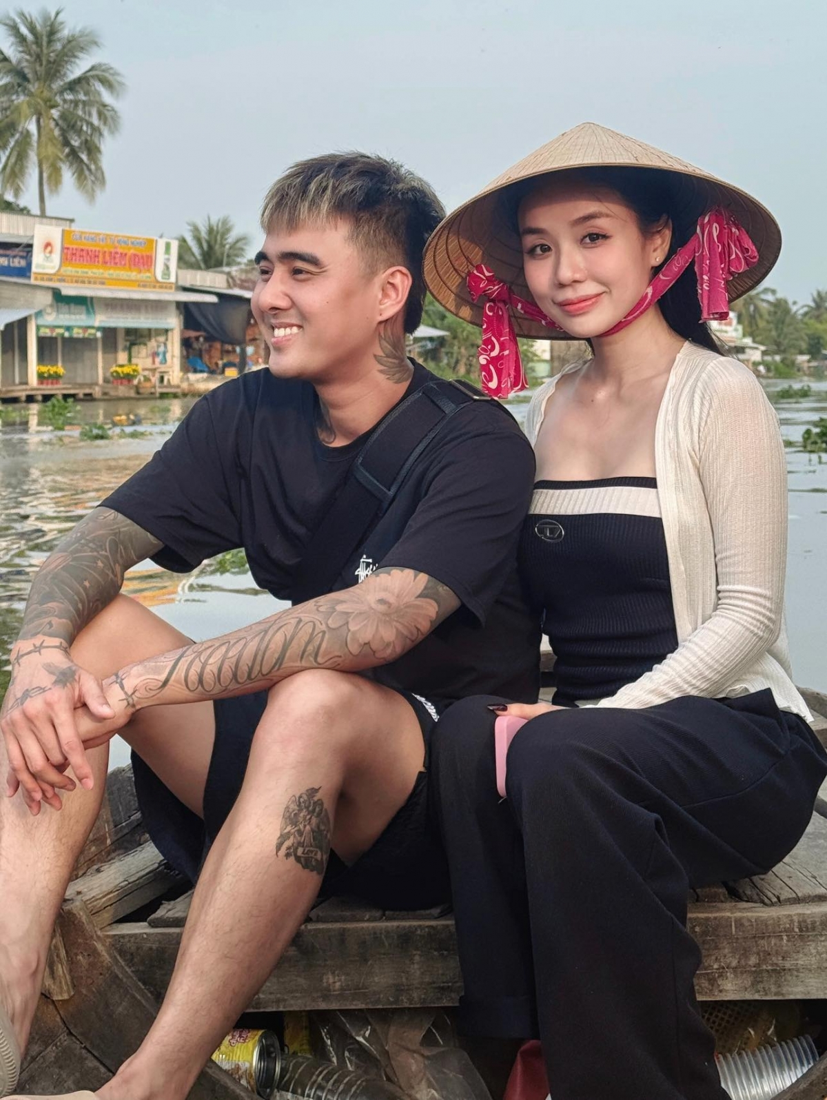 Trước đi sắp trở thành người một nhà, Đạt G và Cindy Lư trải qua hành trình yêu đầy sóng gió với nhiều lần hợp - tan. Cindy Lư cho biết cô và Đạt G gặp nhau lần đầu vào tháng 9/2020, khi đi ăn cùng bạn bè. Tháng 5/2021, hai người xác nhận yêu nhau. Cindy Lư lúc này bị nghi ngờ là người thứ ba xen vào mối quan hệ của Du Uyên và Đạt G. Nam ca sĩ cũng vướng tranh cãi vì yêu vợ cũ của bạn.