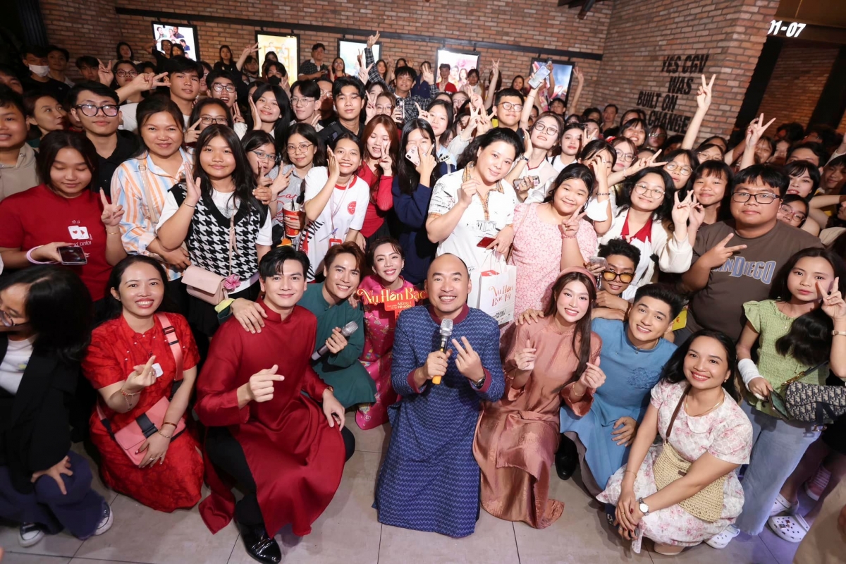 Đoàn phim "Nụ hôn bạc tỷ" giao lưu cùng khán giả tại các cụm rạp