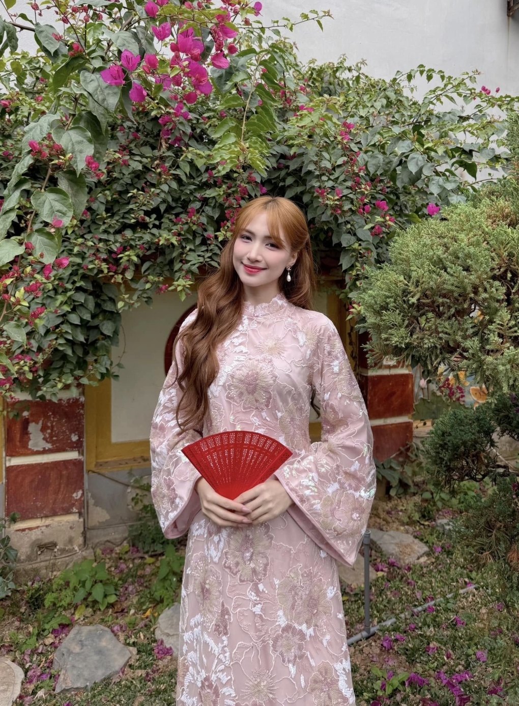 Ca sĩ Hòa Minzy phủ nhận tin đồn sẽ có mặt tại 'Chị đẹp đạp gió rẽ sóng' Trung Quốc và cho biết từ chối lời mời vì bận nhiều dự án khác.