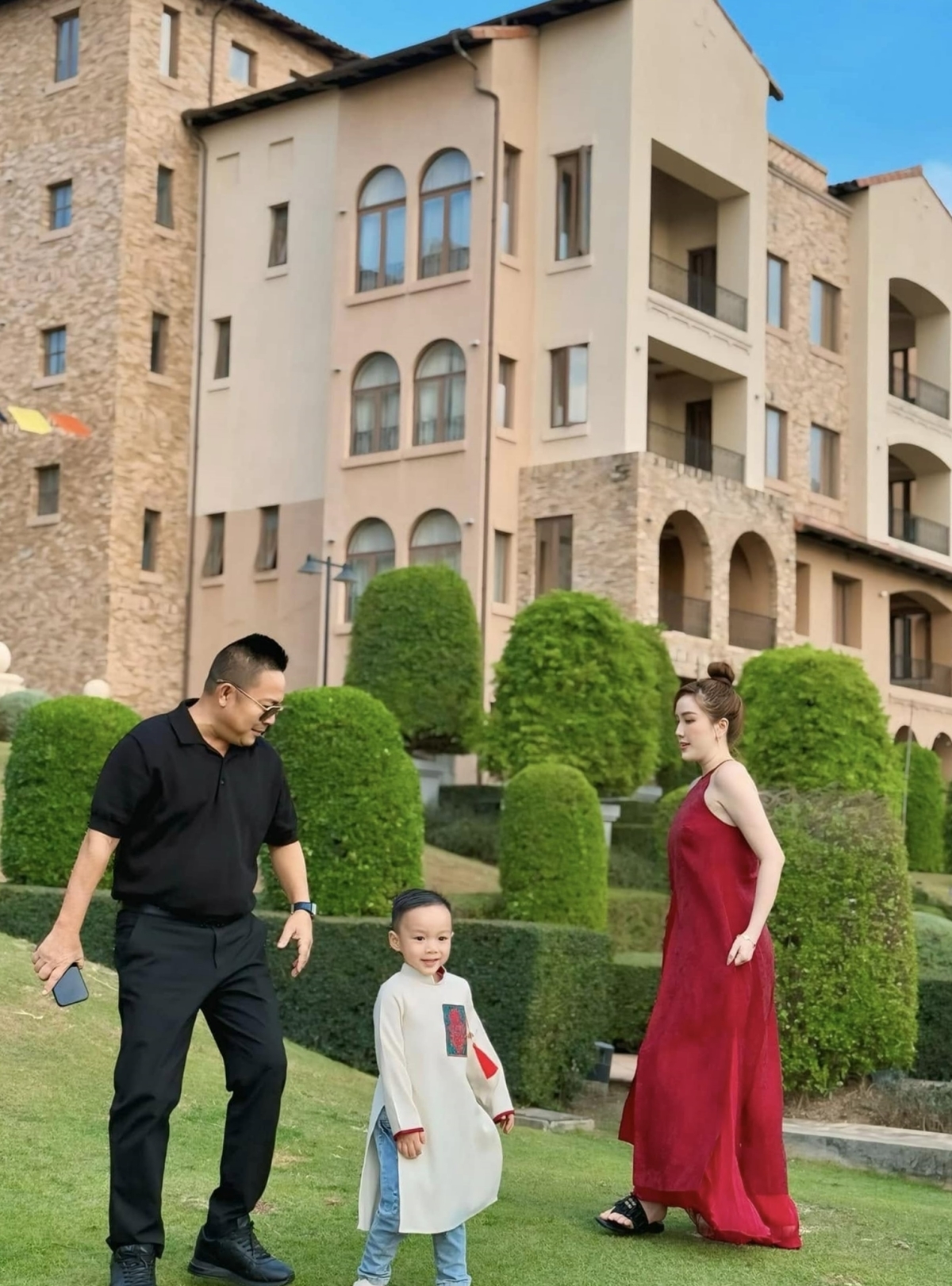 Vợ chồng ca sĩ Bảo Thy tham quan Bangkok, sau đó nghỉ dưỡng tại resort nổi tiếng ở ngoại ô Thái Lan.