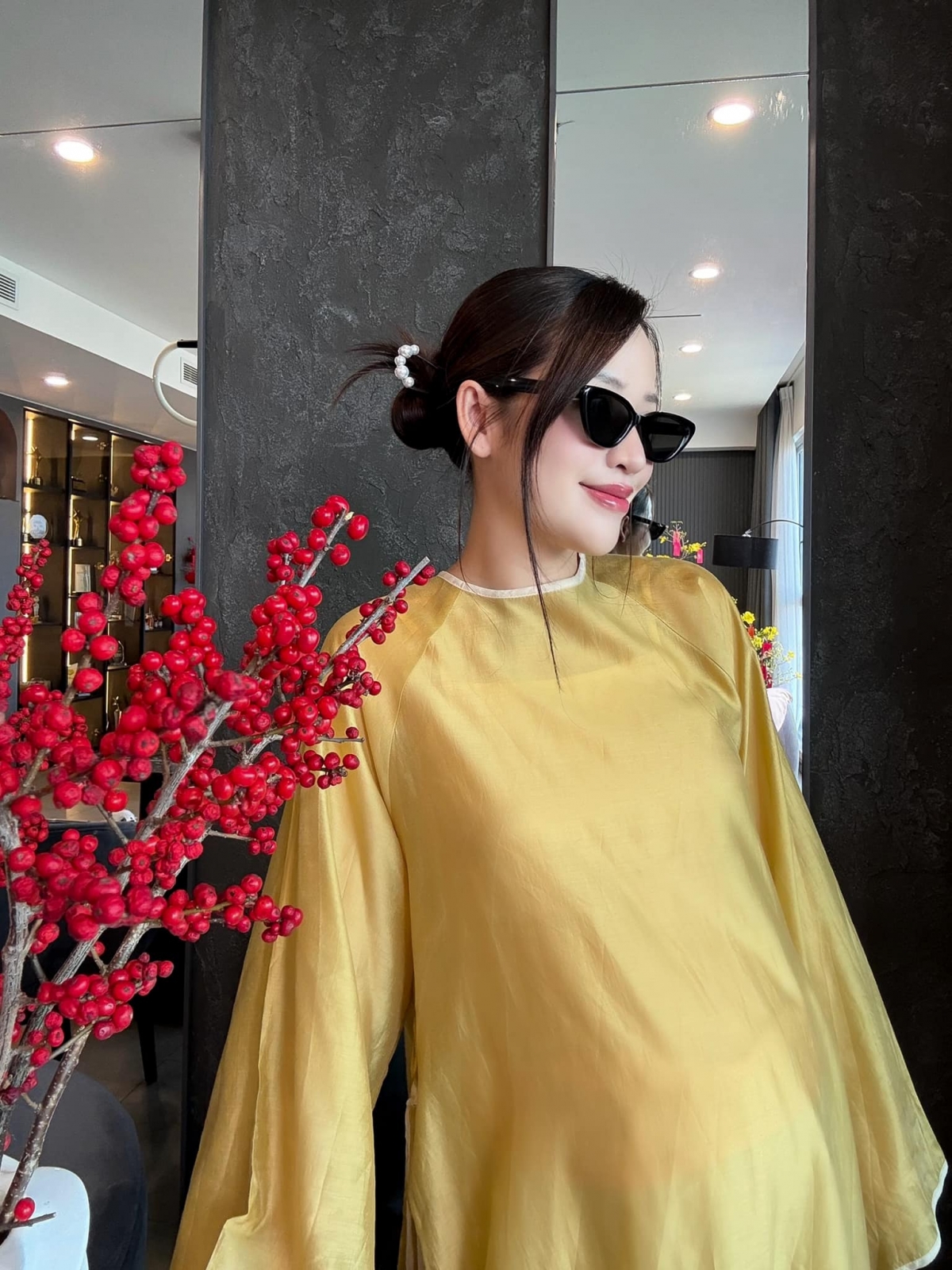 Từ khi mang bầu, Puka thường chọn trang phục rộng và kín đáo với bảng màu tươi sáng như trắng, kem, hồng. Cô thường mang giày dép đế thấp khi đi sự kiện. 