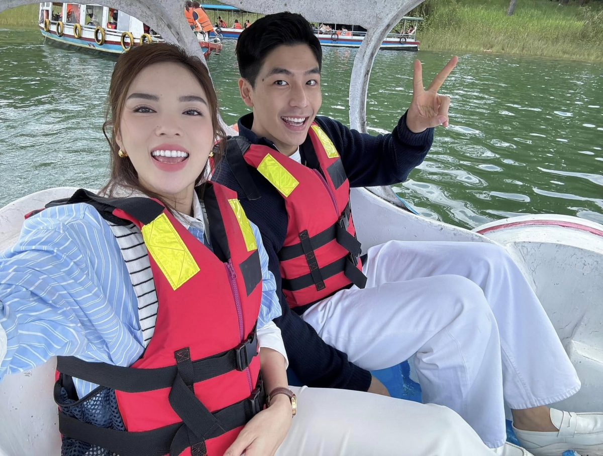 Hoa hậu Kỳ Duyên đăng ảnh hậu trường cùng Quốc Anh trong bộ phim Bộ tứ báo thủ. “Ngồi với mọi người thì chúng ta mỗi người 1 góc. Ngồi với anh thì tự nhiên em thấy chúng ta sát lại gần nhau hơn. Anh biết vì sao không? Vì chỗ hơi chật”, người đẹp hài hước viết. (Nguồn: FBNV)
