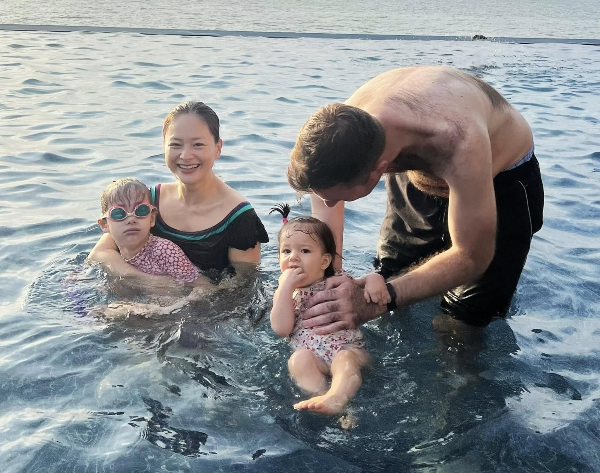 “Chẳng cần những chuyến đi xa hoa, chỉ cần cả nhà bên nhau là đủ đầy hạnh phúc”, diễn viên Lan Phương bày tỏ niềm hạnh phúc khi đi du lịch cùng ông xã và hai con. (Nguồn: FBNV)