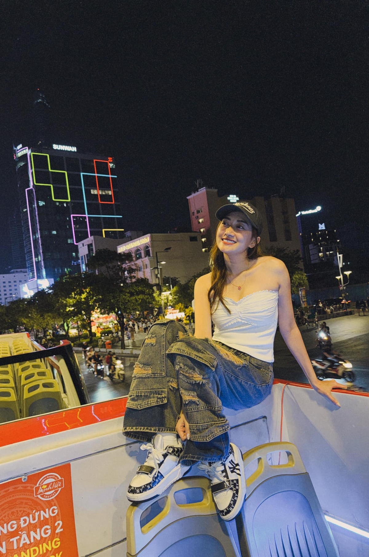 Phương Lan lần đầu đi xe buýt 2 tầng. “Khi trời giông bão, làm người lớn. Nắng vàng, hoa nở, làm trẻ thơ”, cô tâm sự. (Nguồn: FBNV)