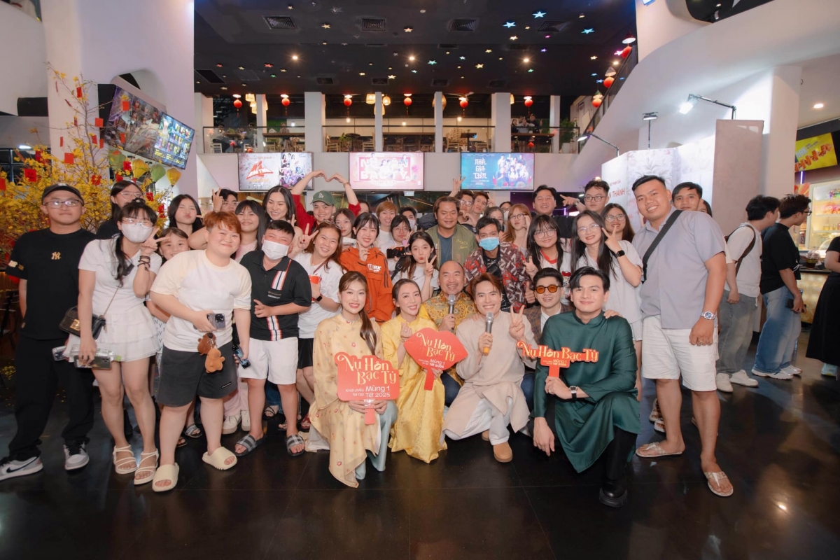 Đoàn phim "Nụ hôn bạc tỷ" giao lưu cùng khán giả tại các cụm rạp