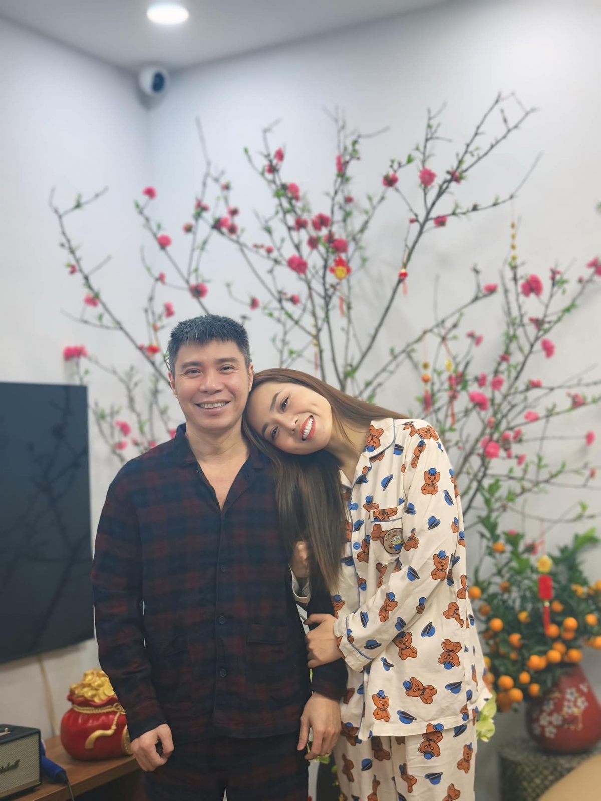 Ngọc Hà, vợ NSND Công Lý đăng ảnh tình cảm bên chồng kèm chú thích: “Bức ảnh muốn khoe cành đào mà hoa đẹp như hoa hồng”.
