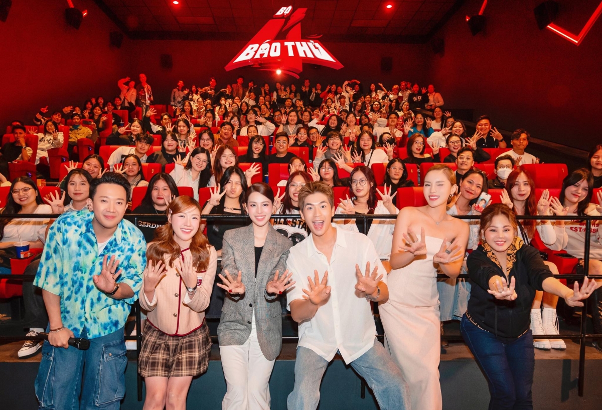 Đoàn phim "Bộ tứ báo thủ" giao lưu cùng khán giả tại các cụm rạp