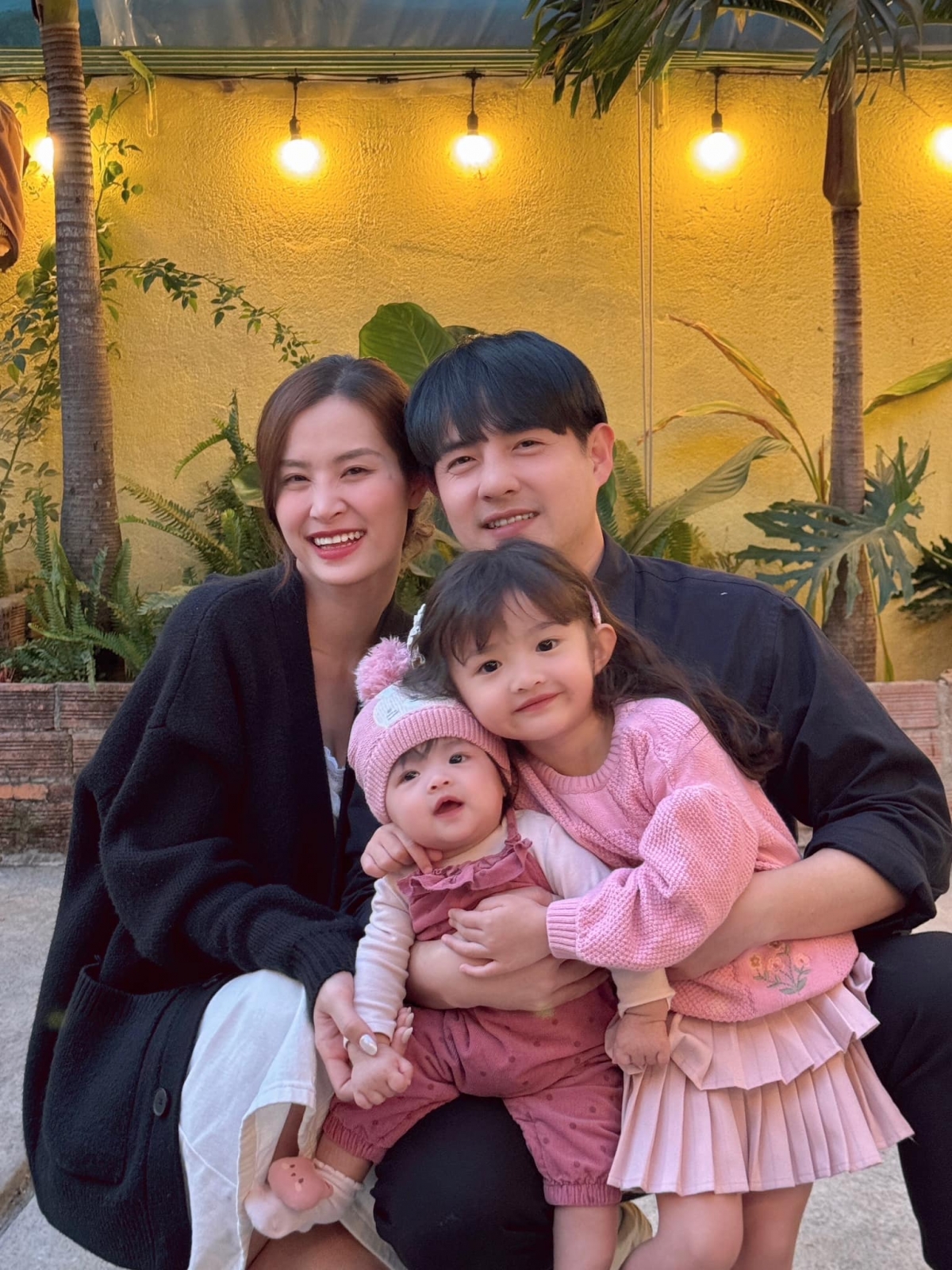 Gia đình Đông Nhi – Ông Cao Thắng đi du lịch tại Đà Lạt. Hai con gái diện đồ màu hồng đồng điệu. (Nguồn: FBNV)