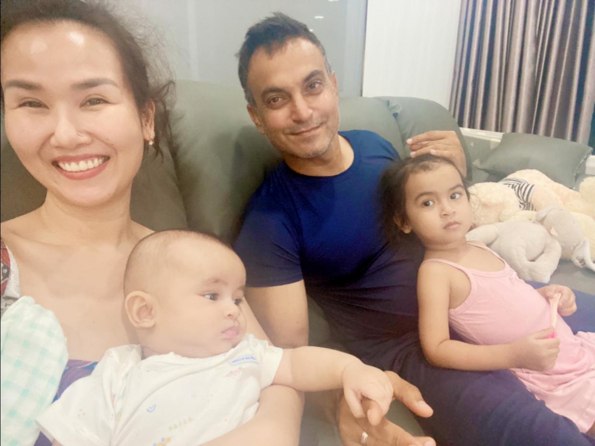 Võ Hạ Trâm tự nhận mình là người “đẻ mướn siêu hạng” khi hai con của cô đều giống hệt bố. “Thắng đời 3-0. Đẻ mươn siêu hạng, 3 mặt như 1 mặt”. (Nguồn: FBNV)