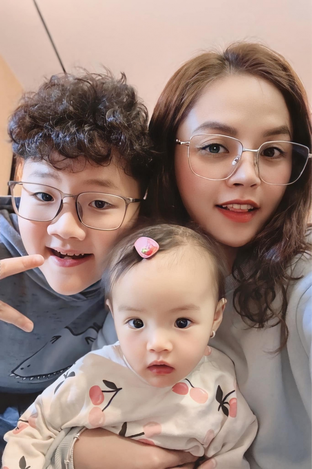 Thu Quỳnh và hai con Be và Tằm