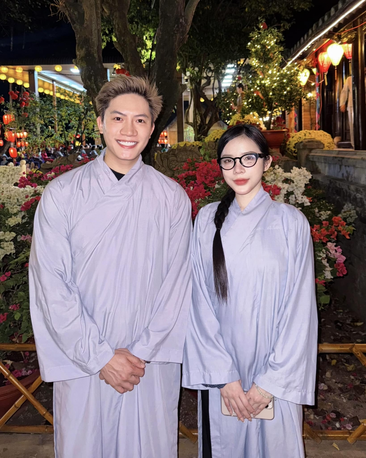 Anh Tú và Lyly đi lễ chùa vào ngày rằm tháng Giêng. “Tết Nguyên Tiêu cùng người hàng xóm”, nam ca sĩ viết. (Nguồn: FBNV)