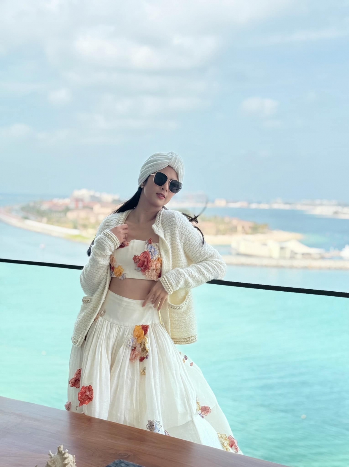 Hoa hậu Ngọc Hân khoe dáng trong chuyến đi Dubai.