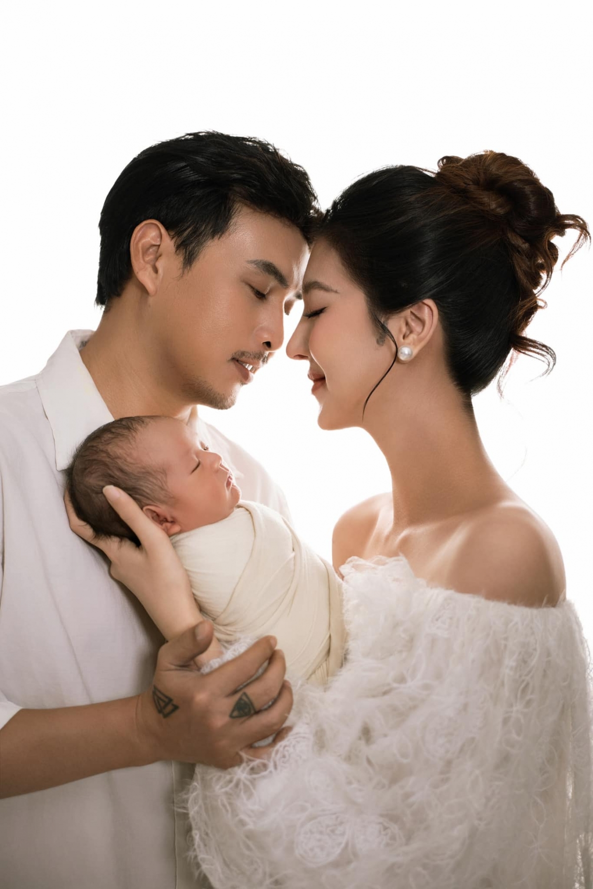 Hồ Quang Hiếu lần đầu chia sẻ hình ảnh con trai đầu lòng với công chúng. Con trai của nam ca sĩ được người nhà nhận xét giống bố. Dù mới vượt cạn được 2 tuần nhưng bà xã Hồ Quang Hiếu đã lấy lại vóc dáng gọn gàng cùng thần thái tươi tắn, rạng rỡ.