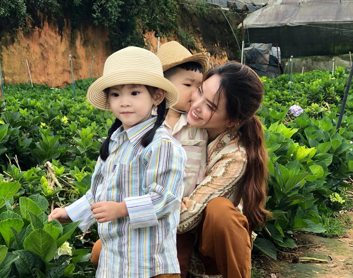 Hải Băng đăng ảnh đi chơi cùng hai con. Cô tâm sự: “Những đứa trẻ rồi sẽ đi xa nhà. Rồi có rất nhiều hành trình qua trong đời. Yên tâm sẽ có mẹ đằng sau các bạn nhé”.