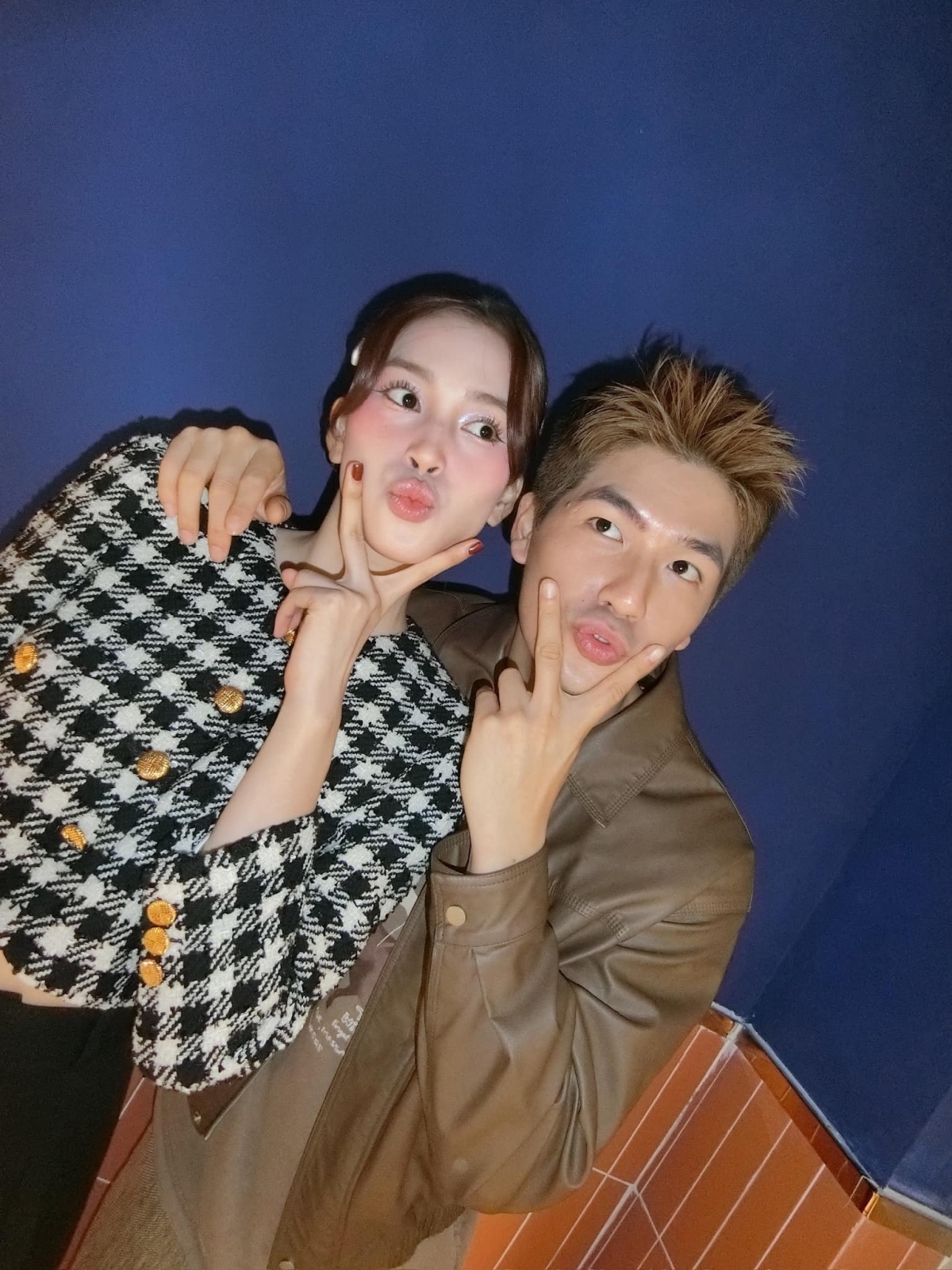 Hoa hậu Tiểu Vy khoe ảnh thân mật bên diễn viên Quốc Anh. Thời gian qua, cặp đôi vướng tin đồn "phim giả tình thật" vì thường xuyên tương tác ngọt ngào cả trên phim lẫn ngoài đời.