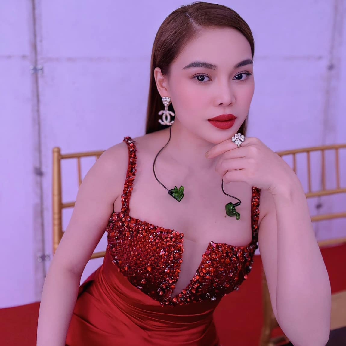 “Xuân về cho cây xanh lá. Cớ riêng mình em lạc mất mùa xuân. Đó là lời trong bài hát em sắp hát trong đêm 14/2 này dành tặng khán giả Hà Nội thôi ạ”, Giang Hồng Ngọc tâm sự. (Nguồn: FBNV)