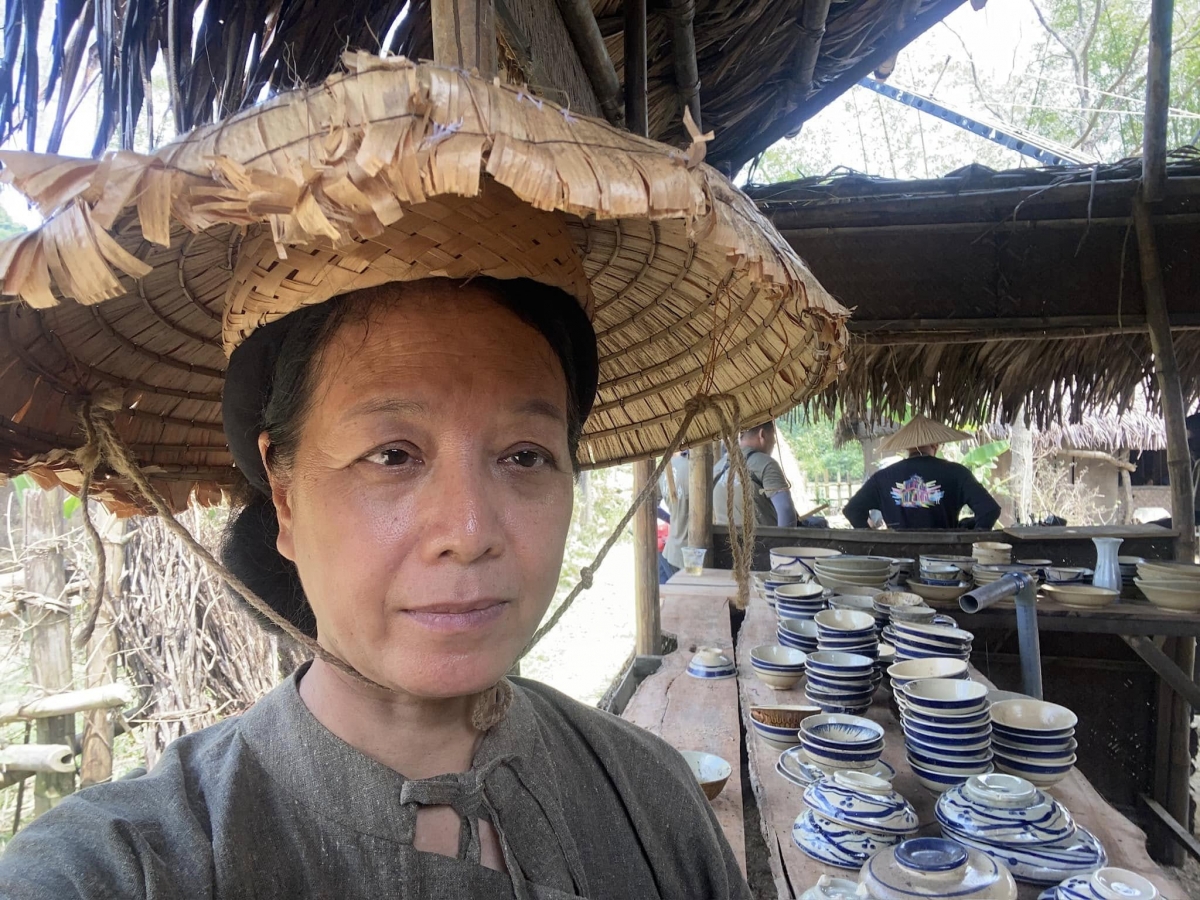 NSƯT Chiều Xuân với khuôn mặt lấm lem, tạo hình khắc khổ trong một cảnh quay.