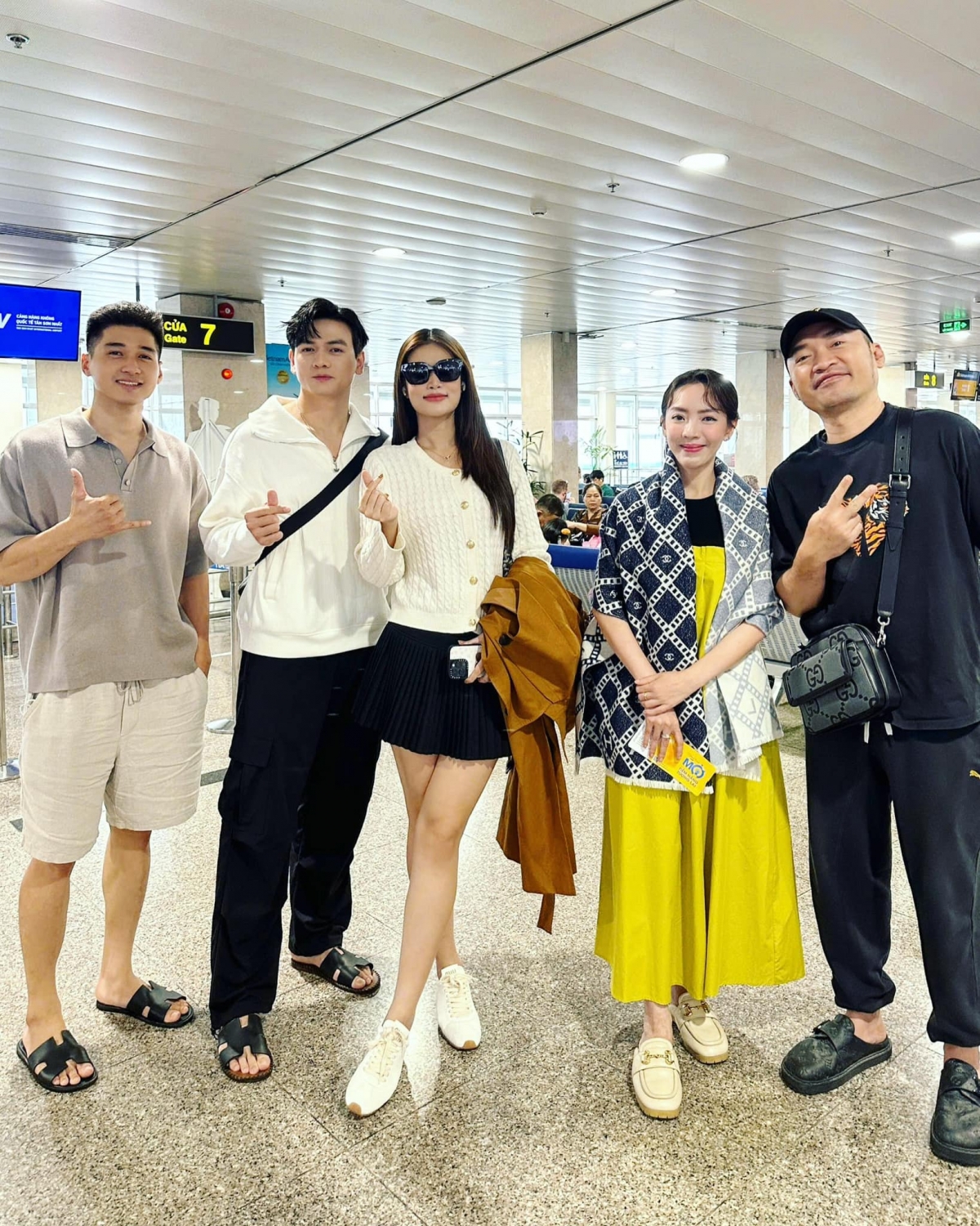 Dàn diễn viên phim "Nụ hôn bạc tỷ" gồm Thu Trang, Tiến Luật, Thiên Ân, Lê Xuân Tiền và Ma Ran Đô bay ra Hà Nội để giao lưu với khán giả. (Nguồn: FBNV)