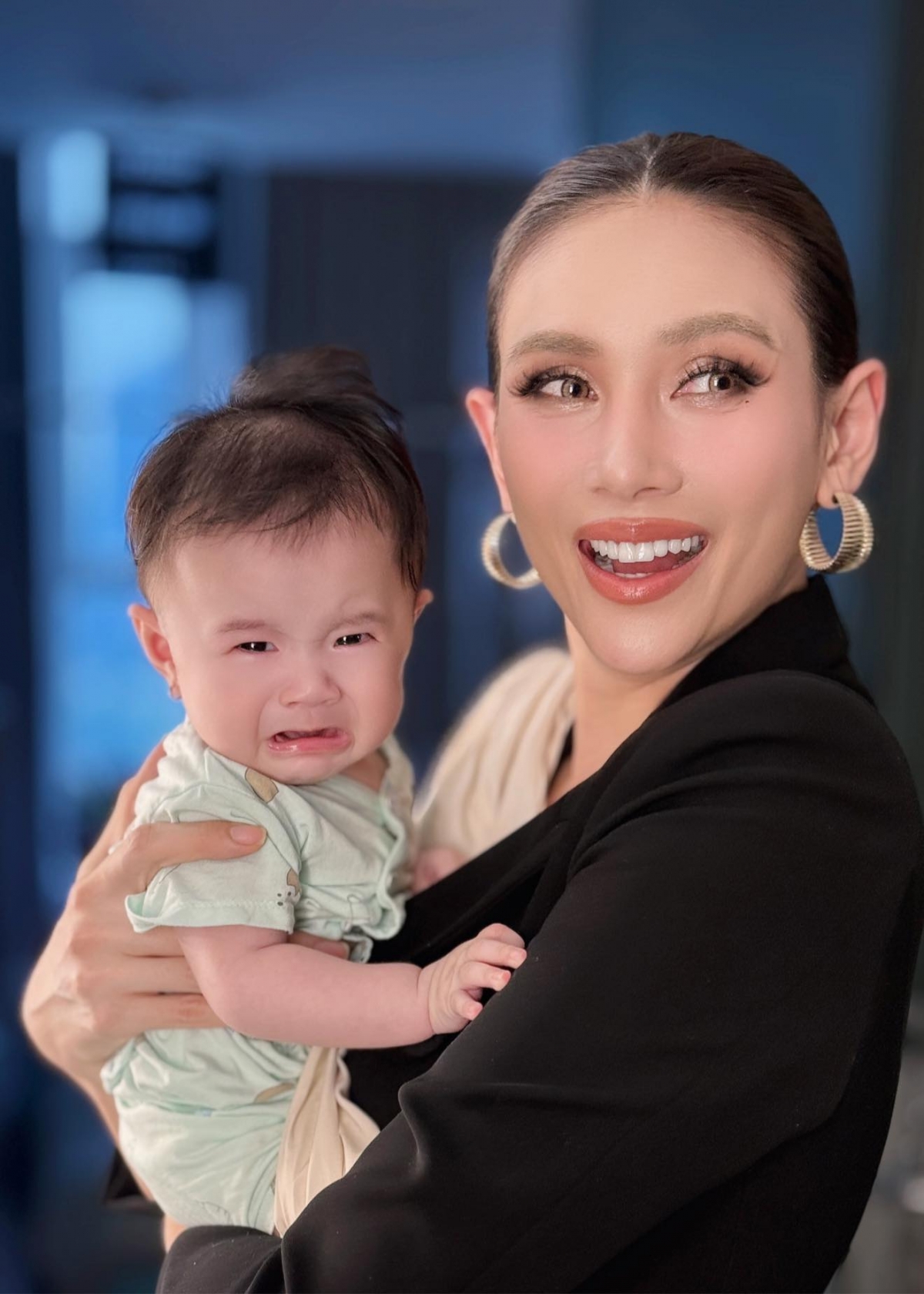 “Ưu điểm: muốn nuôi con không tiếng khóc. Nhược điểm: thích chọc con khóc”, siêu mẫu Võ Hoàng Yến hài hước chia sẻ. (Nguồn: FBNV)