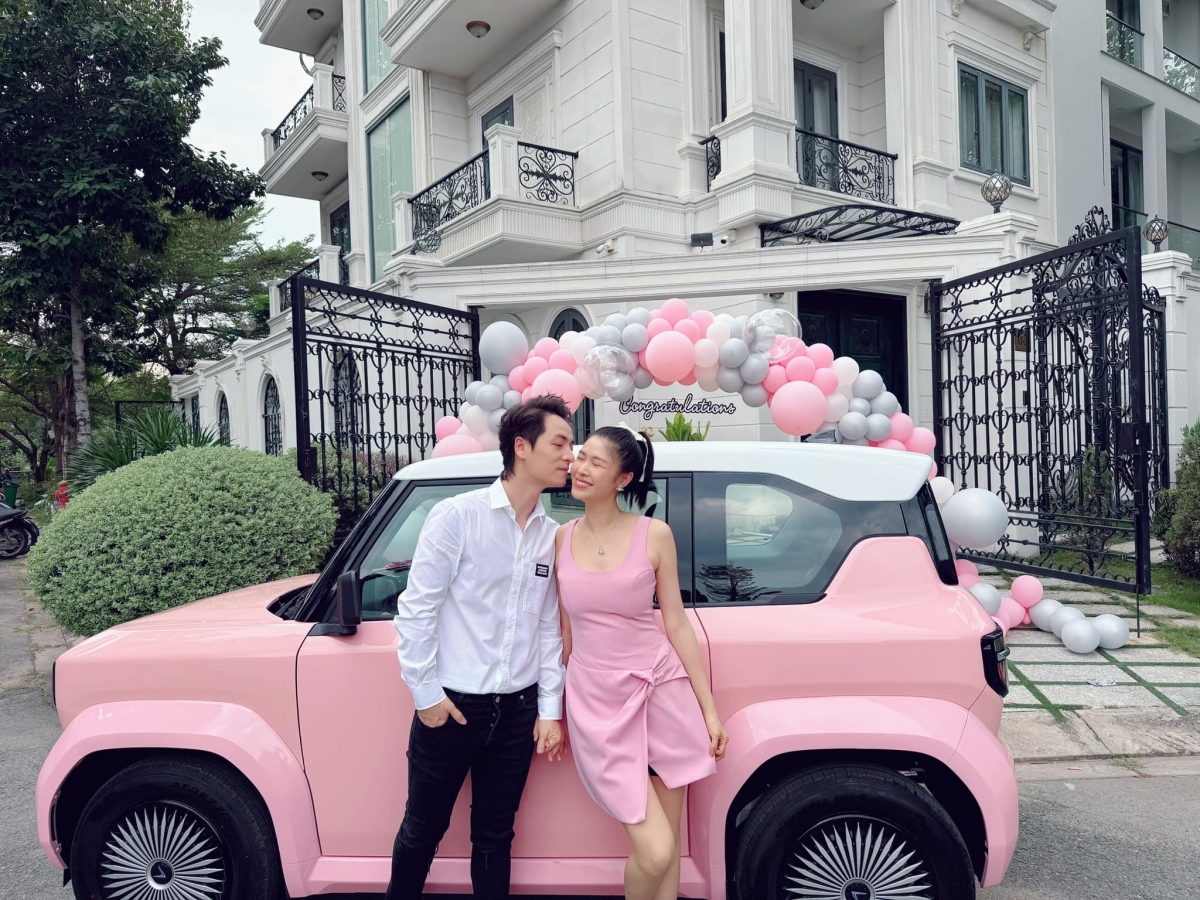 Nhân dịp Valentine 14/2, Đăng Khôi tặng bà xã Thủy Anh một chiếc xe ô tô điện màu hồng. “Năm vừa rồi vất vả vì chồng rồi, mong năm nay vợ chuyện gì cũng màu hồng nha”, nam ca sĩ nhắn nhủ tới vợ. Đăng Khôi luôn tặng bà xã các món quà đặc biệt, đồ hiệu vào những ngày lễ. (Nguồn: FBNV)