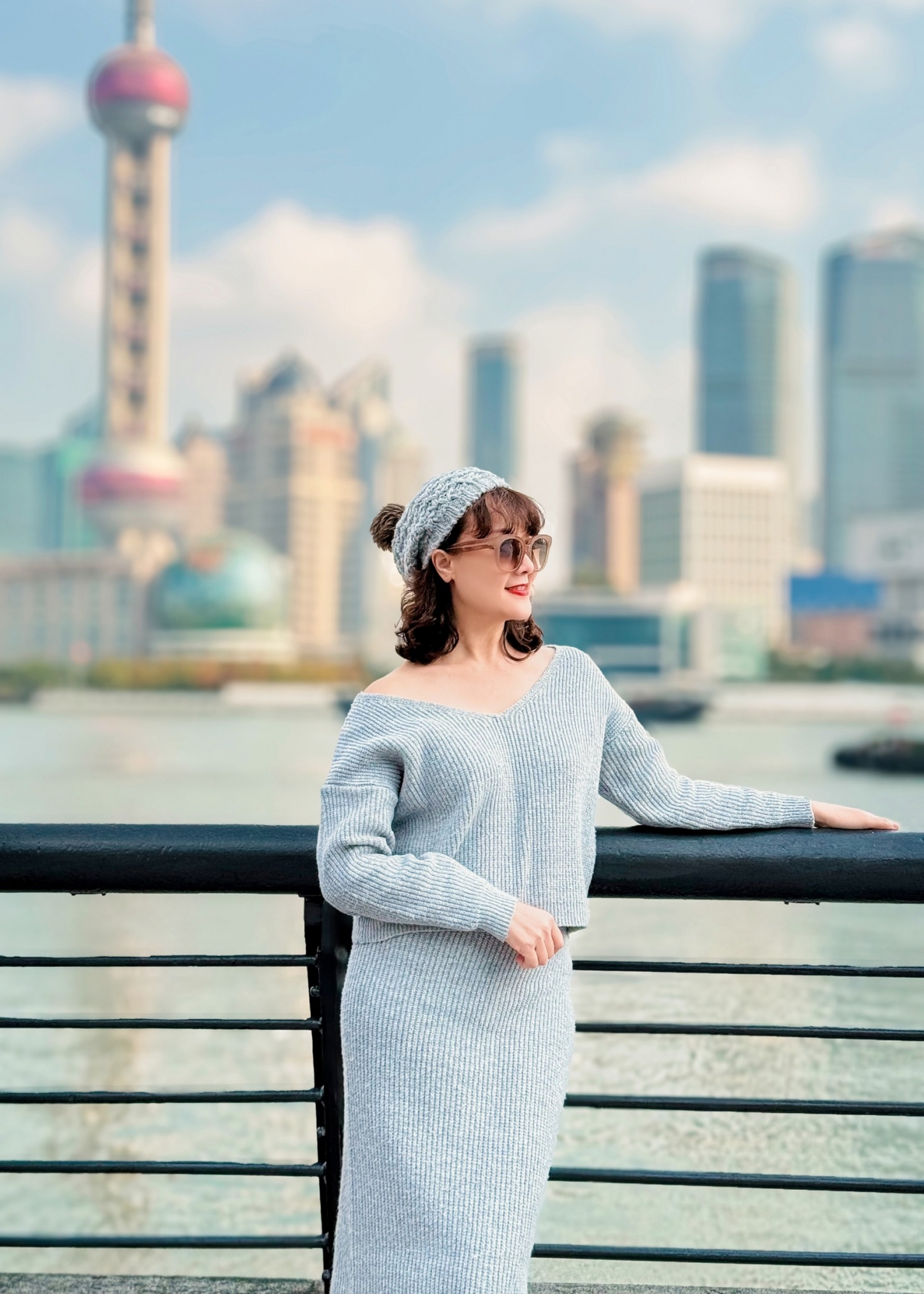 Vân Dung ngẫu hứng làm thơ: “Tháng Giêng là tháng bình yên/Và cũng là tháng hết tiền rất nhanh/Ăn chơi mọi thứ không phanh/Bởi vậy em mới rất nhanh hết tiền”.