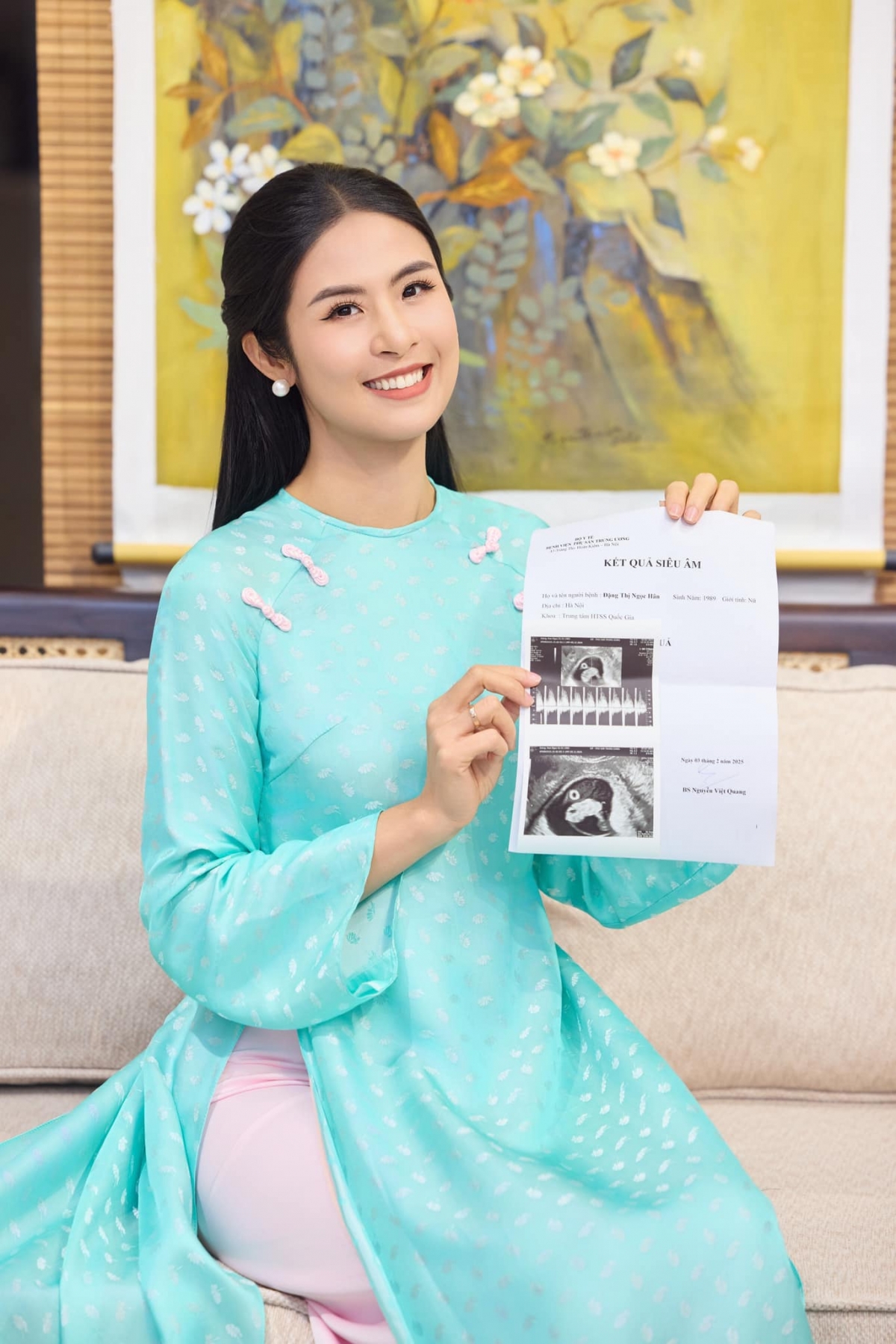 Hoa hậu Ngọc Hân chia sẻ hình ảnh siêu âm, thông báo đang mang thai con đầu lòng. Nàng hậu nói em bé là "món quà đặc biệt" bất ngờ đến với cô ngay trước chuyến công tác tại Dubai, khiến cô vừa hạnh phúc vừa lo lắng. "Cảm ơn con đã là người bạn đồng hành tuyệt vời nhất. Mong rằng sau này, mẹ con mình sẽ cùng nhau chinh phục thêm nhiều chân trời mới nữa nhé!", cô viết trên trang cá nhân. (Nguồn: FBNV)