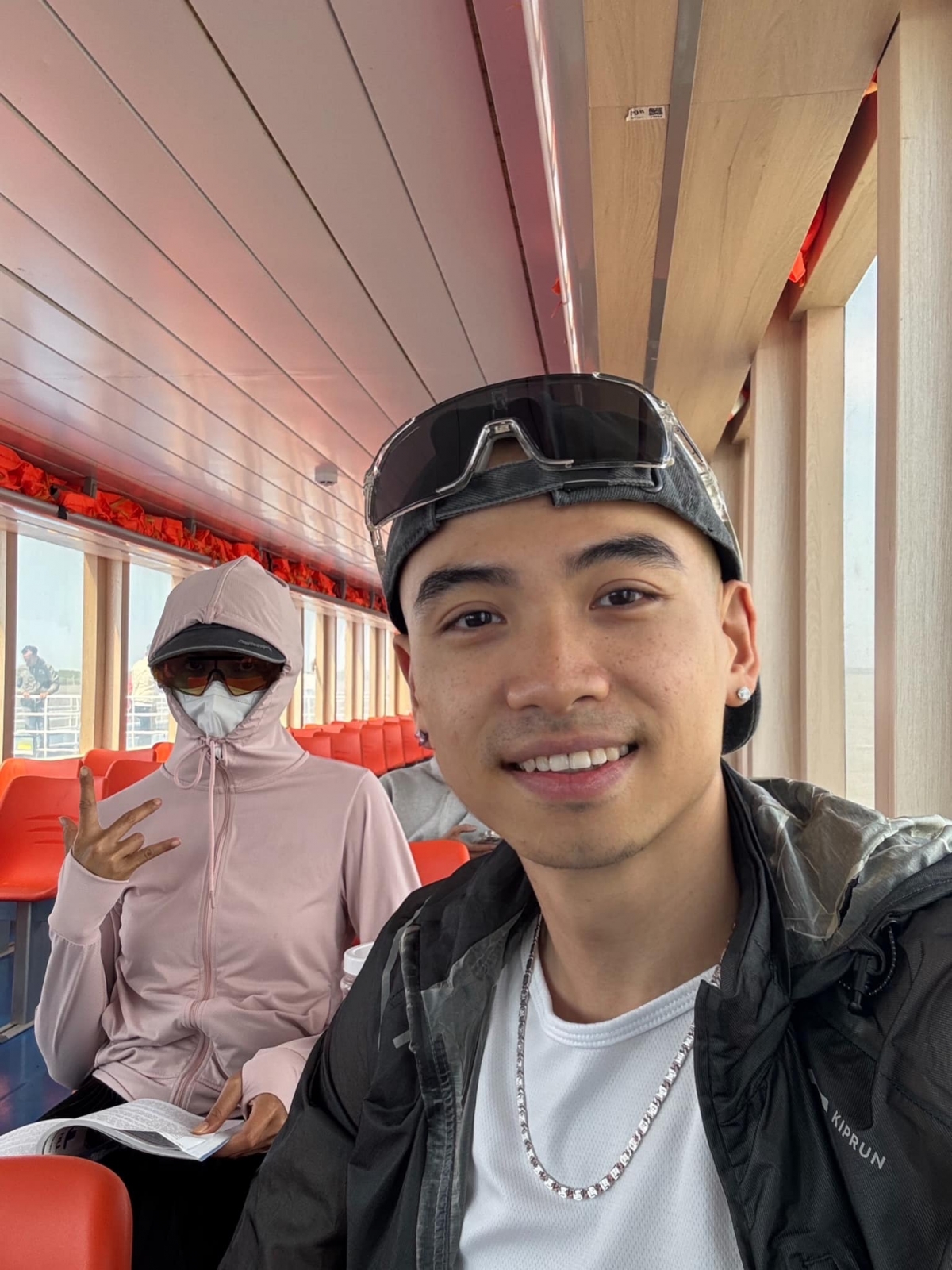 Tuấn Khôi khoe ảnh đi du lịch Vũng Tàu với vợ tương lai H'Hen Niê. Nàng hậu mặc áo chống nắng, đeo kính, che kín người. (Nguồn: FBNV)