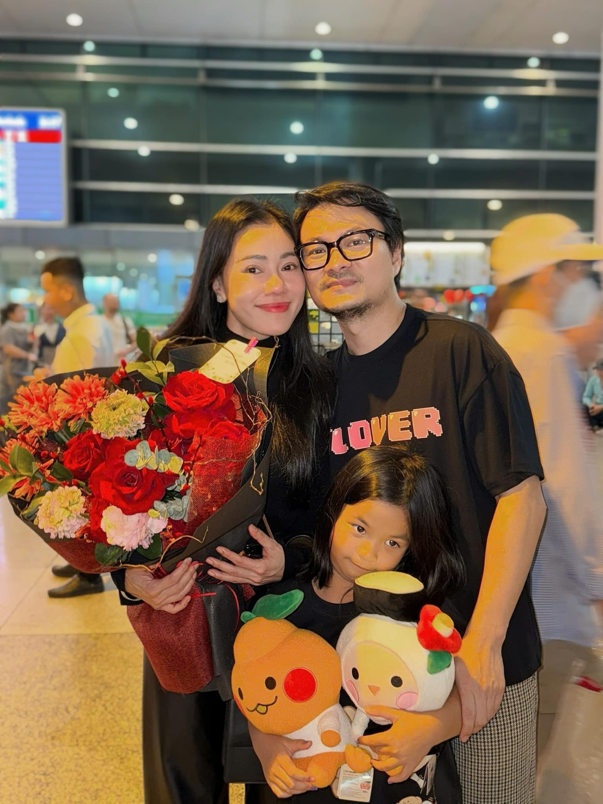 "Bà trùm” hoa hậu Phạm Kim Dung được ông xã Hoàng Nhật Nam tặng hoa nhân ngày Valentine ở sân bay. “Cũng kịp gọi là Valentine nhỉ hehe, năm nay trùng dịp đi công tác, mà vừa đáp ông xã đánh úp bất ngờ. Yêu anh nhiều nhiều biết bao nhiêu”.