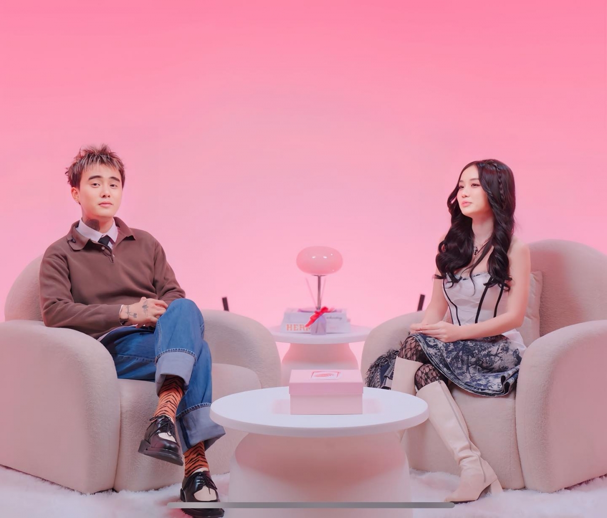 Sao Việt 18/2: Cindy Lư và Đạt G cùng tham gia một talkshow, lên tiếng chia sẻ về chuyện tình cảm. Tại đây, nam rapper sinh năm 1995 đã hé lộ kế hoạch "rước nàng về dinh". Cụ thể Đạt G cho biết vẫn đang bàn bạc lại với 2 bên gia đình và sẽ chính thức báo tin vui tới khán giả trong thời gian tới.