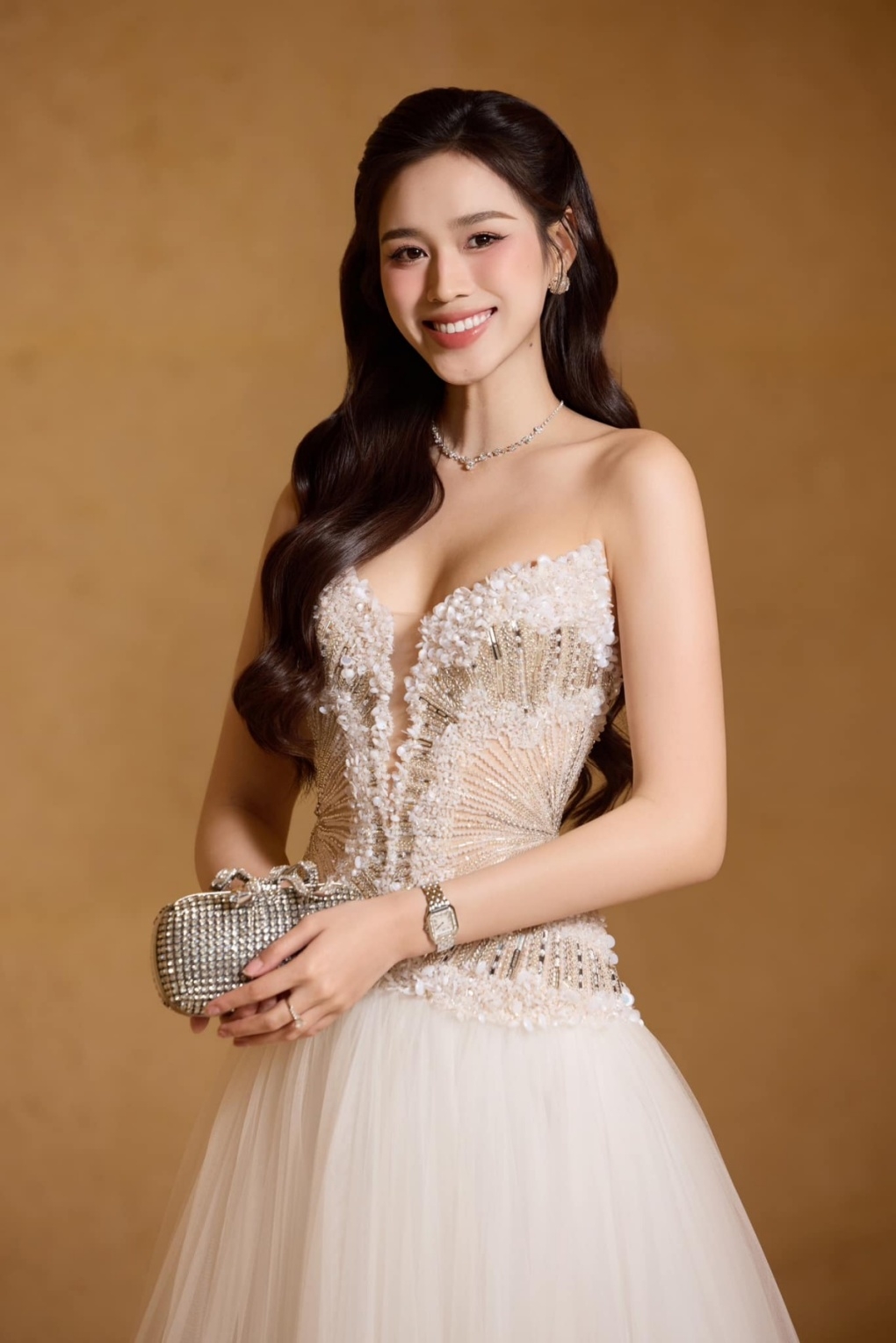 Đỗ Thị Hà tiết lộ đã kết thúc hợp đồng sau 4 năm đồng hành cùng công ty quản lý. Các tài khoản mạng xã hội của hoa hậu hiện đều thay đổi thông tin liên lạc. Mỹ nhân 24 tuổi nói đôi lúc xúc động khi nghĩ về chặng đường hơn 4 năm qua.