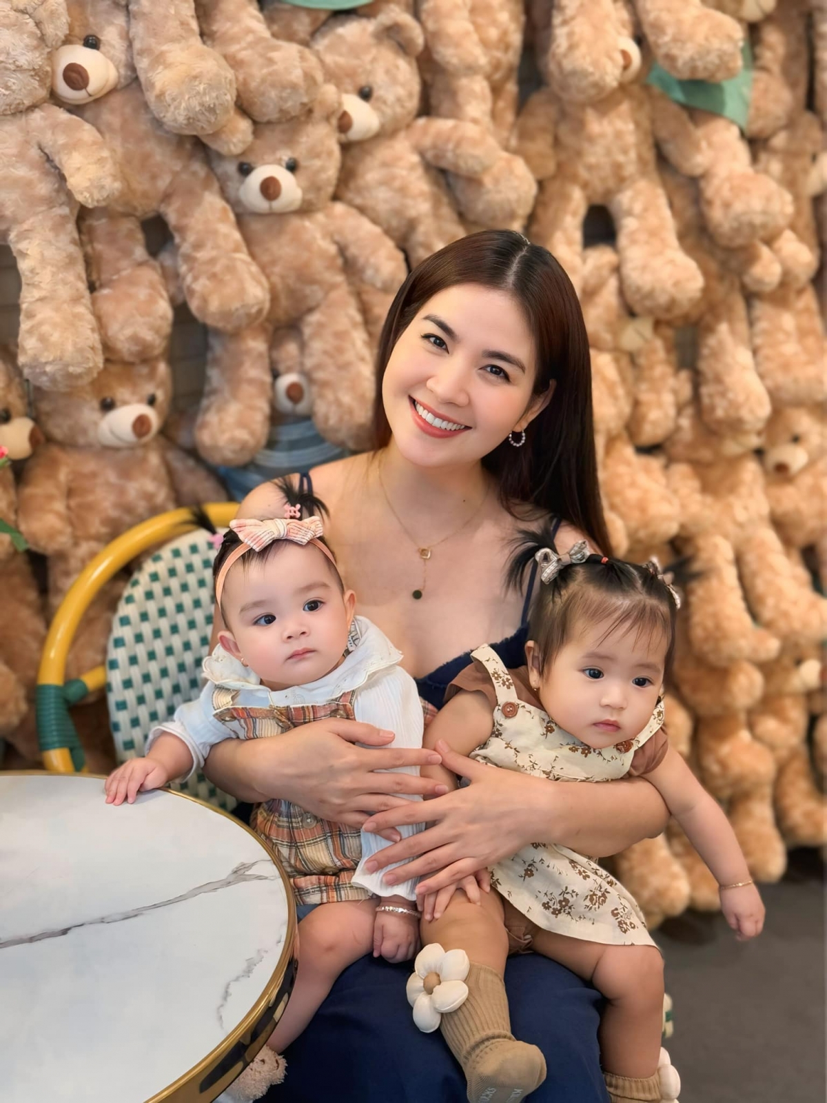 Kha Ly đăng ảnh bế hai em bé: “Một nách hai em đã gì đâu á, họp mặt hội bỉm sữa vui quá luôn, đủ thứ chuyện để tám, mấy ông nhỏ bà nhỏ gặp nhau mặt ngơ ngác luôn”. (Nguồn: FBNV)