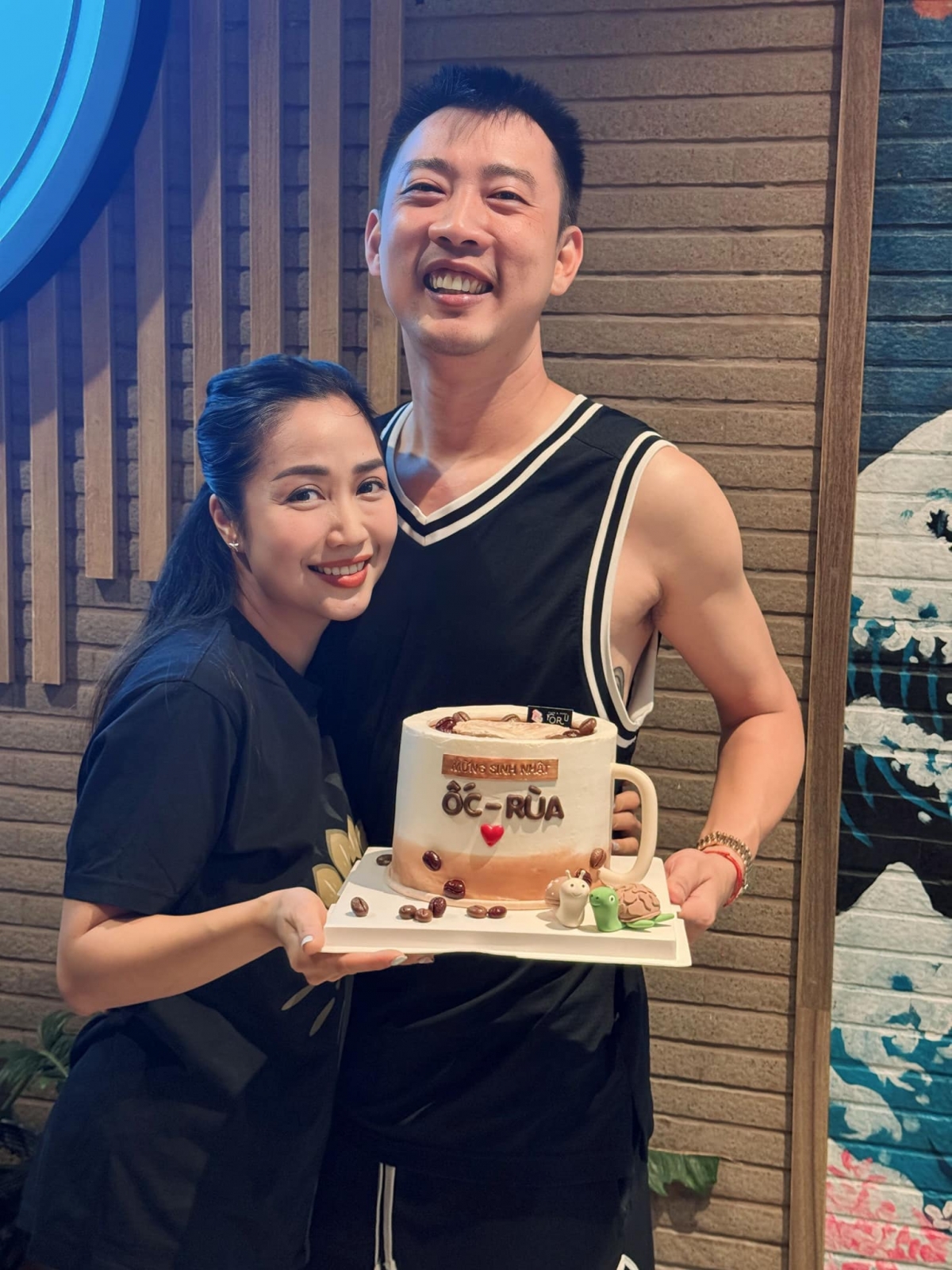 Ốc Thanh Vân chúc mừng sinh nhật chồng đầy hài hước: “17/2 là sinh nhật Trí Rùa. 18/2 là sinh nhật Ốc. Đã ám ảnh tôi mỗi ngày mà còn trùng sinh nhật. Nghiệp thiệt chứ”. (Nguồn: FBNV)