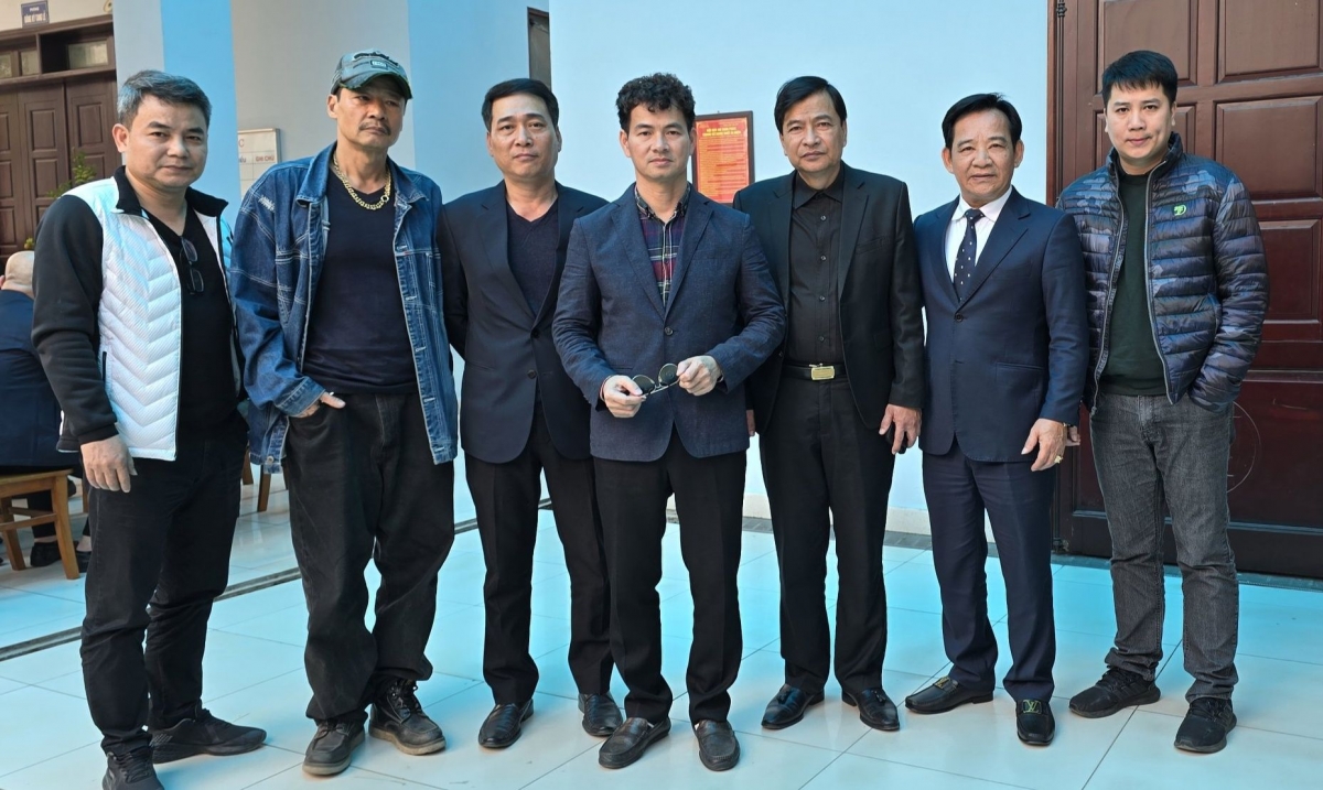 NSND Xuân Bắc đăng ảnh chụp cùng dàn nghệ sĩ gạo cội với chú thích: “Mấy anh em đi có việc. Chả hiểu sao, khi đến nơi chủ nhà mang tiền ra trả nợ luôn mới lạ”. (Nguồn: FBNV)