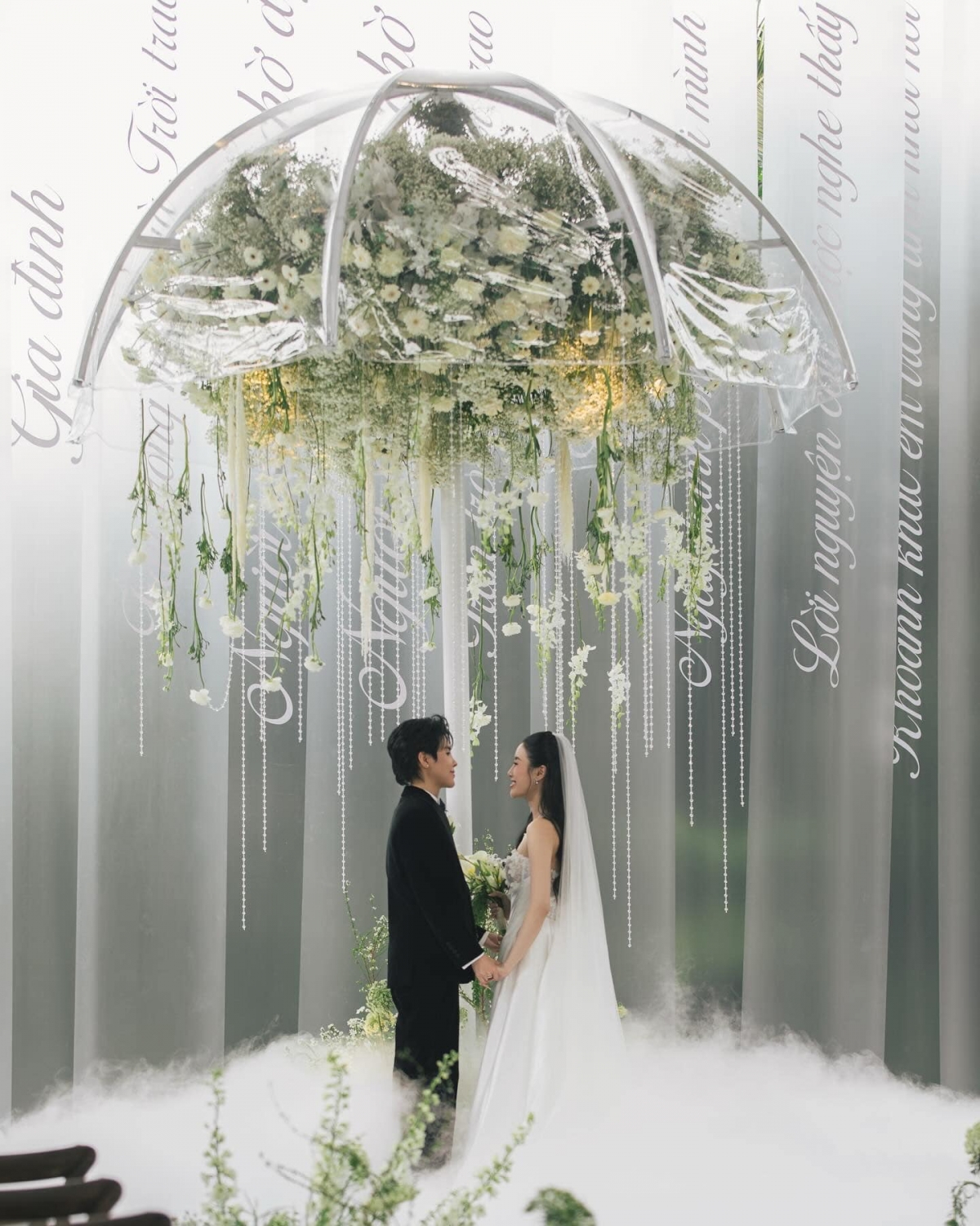 Vũ Cát Tường chia sẻ về ý tưởng không gian tiệc cưới: “Lúc Tường lên concept về chiếc ô này, ngoài ý nghĩa là sự chở che Tường muốn dành cho Bí Đỏ cả đời, nó còn một ý nghĩa lớn hơn, chính là sự chở che của vũ trụ đã và đang dành cho hai đứa”. (Nguồn: FBNV)