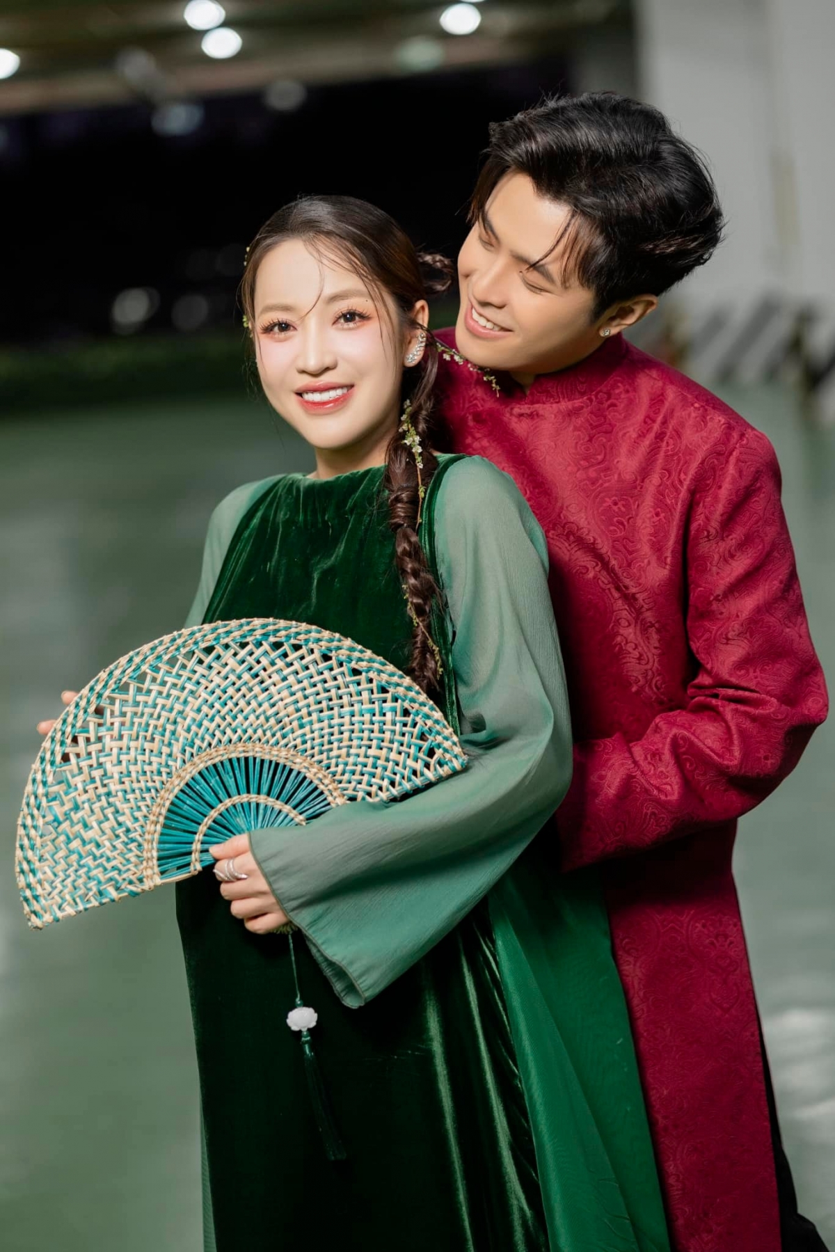 Trong suốt thai kỳ, Puka thường lựa chọn trang phục thoải mái, thanh lịch, giúp tôn lên vẻ đẹp tự nhiên của mẹ bầu. Trong ngày ra mắt phim "Nhà gia tiên", nữ diễn viên xuất hiện rạng rỡ bên cạnh ông xã Gin Tuấn Kiệt. Cô diện trang phục màu xanh lá kín đáo. Nhiều người hâm mộ dành tặng lời khen cho Puka: "Có bầu mà vẫn xinh ghê"; "Puka có bầu mặc bộ nào cũng kín đáo nhưng rất sang chảnh"; "Bầu dễ thương quá"...