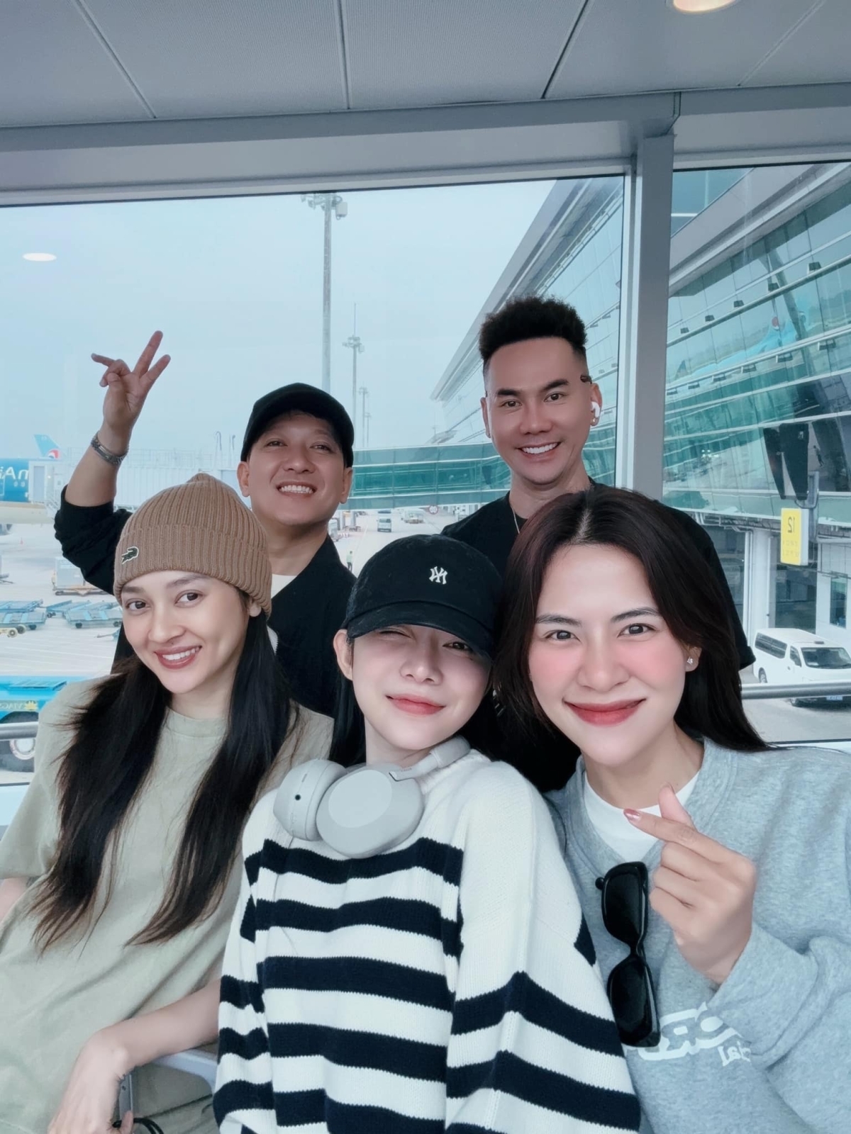 Trường Giang hội ngộ nhóm nghệ sĩ Bảo Anh, Ly Ly và Hà Nhi tại sân bay Tân Sơn Nhất, TP.HCM. (Nguồn: FBNV)