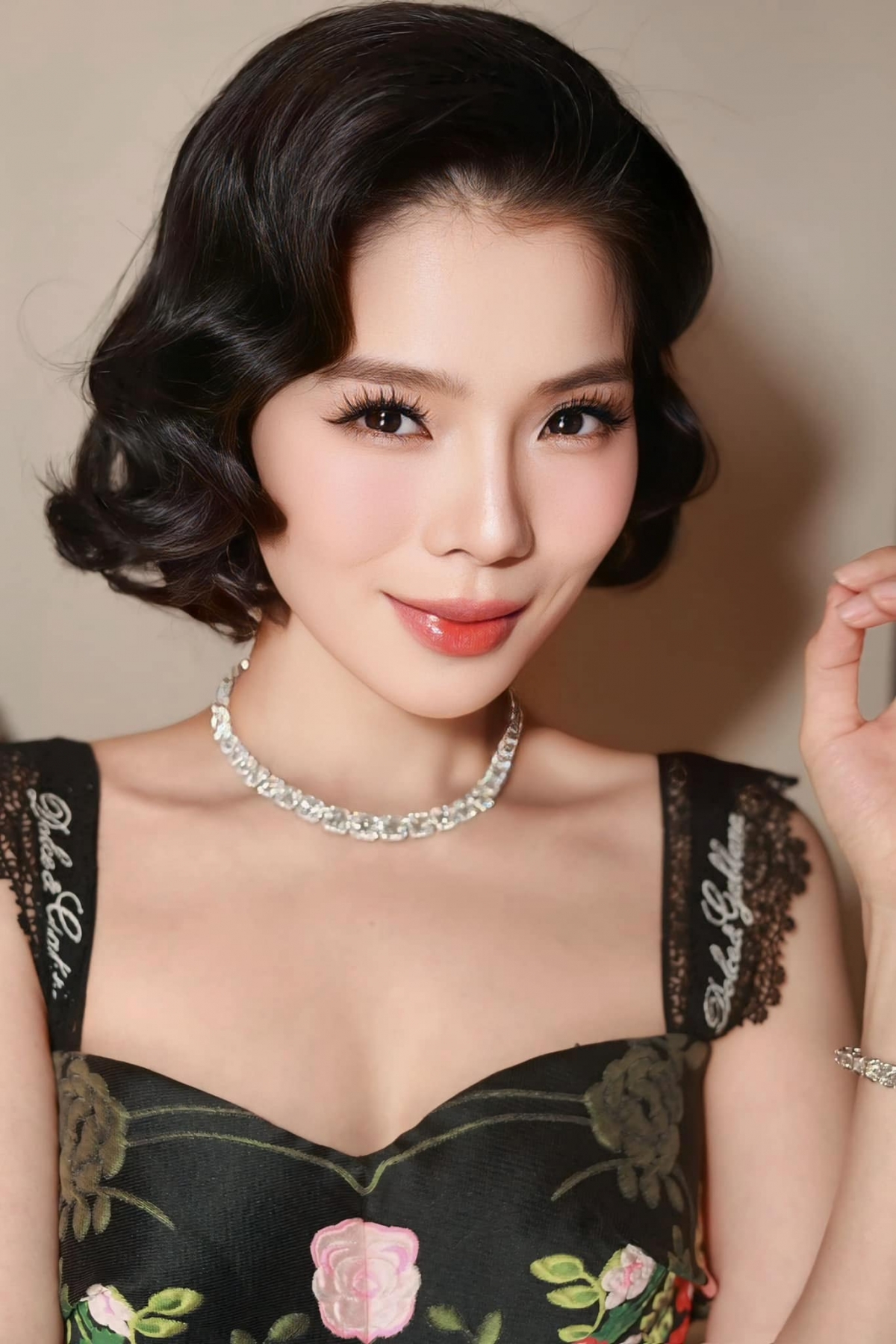 Lệ Quyên tâm sự: "Lúc đôi mươi, mình nghĩ chắc tuổi 40 mình dừ lắm, như kiểu một bà trung niên nghiêm khắc, khó tính. Thế mà đến lúc 40 thì đúng là thế thật các bác ạ. Có điều, may quá chưa dừ, chỉ vừa chín tới thôi". (Nguồn: FBNV)