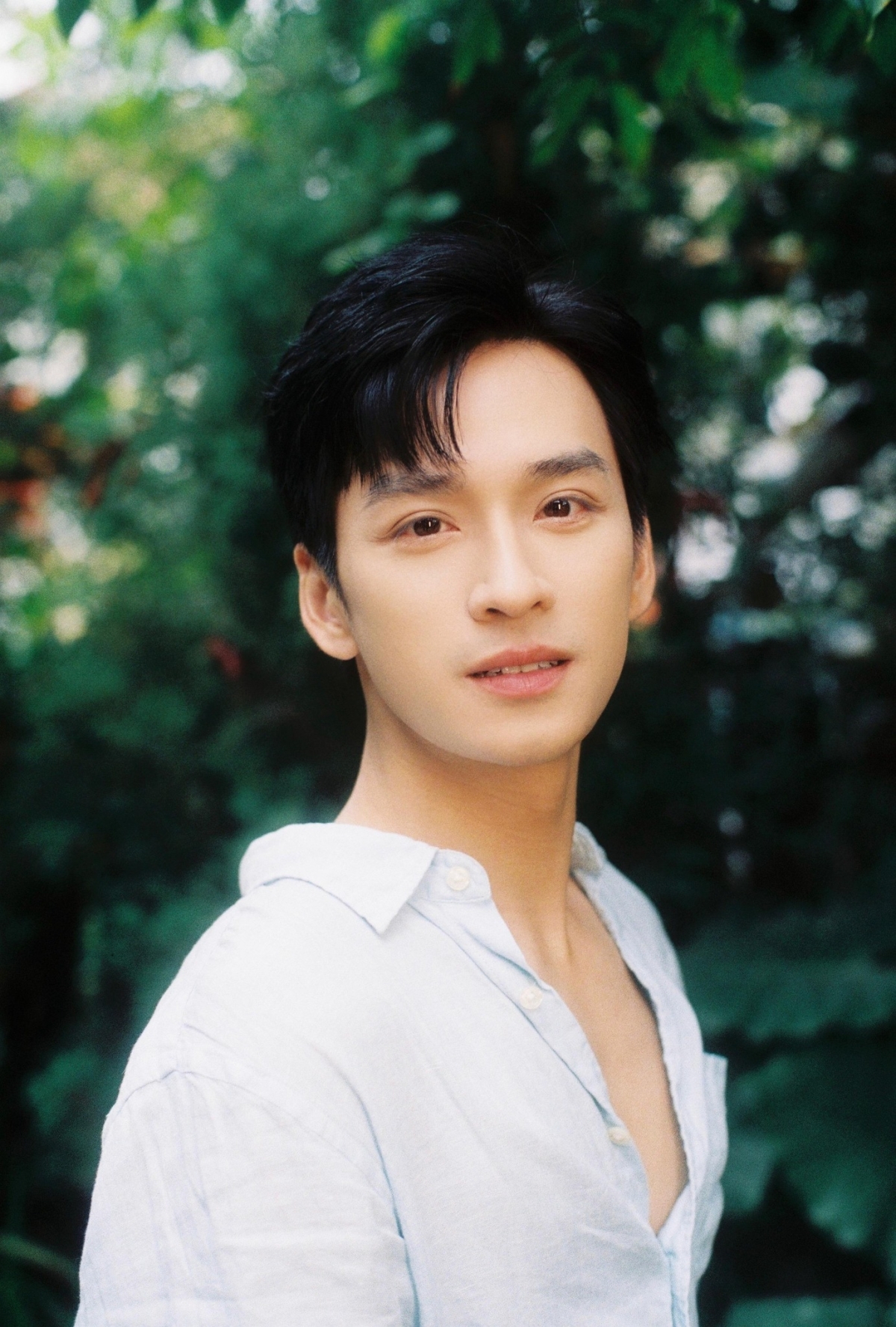 Trần Nghĩa sinh năm 1993. Anh từng đóng một số phim truyền hình như "Chiều ngang qua phố cũ", "Lặng yên dưới vực sâu"... Tuy nhiên phải đến khi được giao vai chính - thầy giáo Ngạn trong phim điện ảnh "Mắt biếc" của đạo diễn Victor Vũ, tên tuổi nam diễn viên mới được đông đảo khán giả quan tâm, yêu mến.