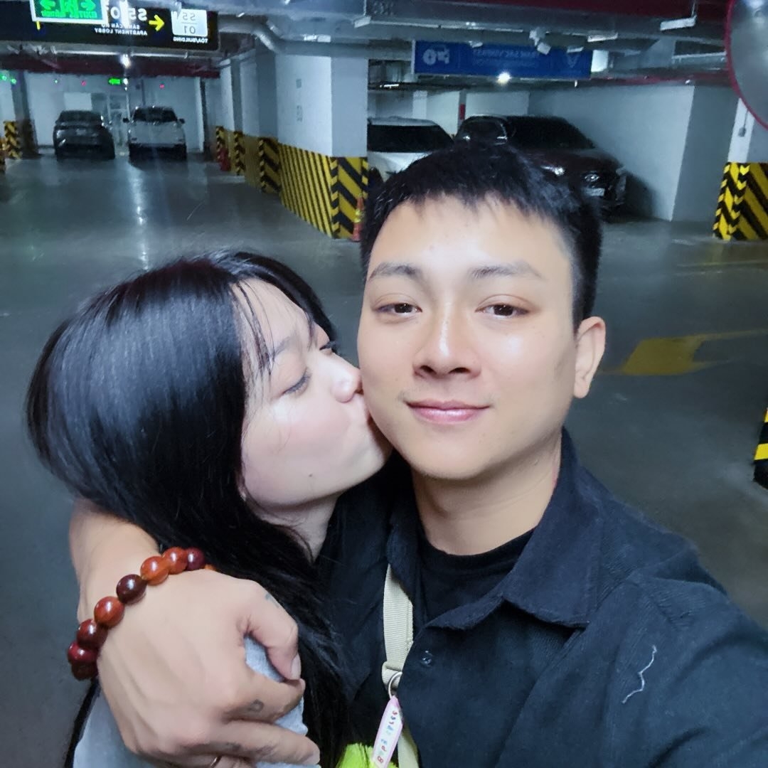 Sao Việt 24/2: Hoài Lâm bất ngờ công khai loạt ảnh thân mật bên bạn gái mới trên trang cá nhân. Trong khung hình, nam ca sĩ nở nụ cười rạng rỡ khi được người yêu ôm chặt từ phía sau, thậm chí còn nhận được nụ hôn tình cảm ngay trên má.
