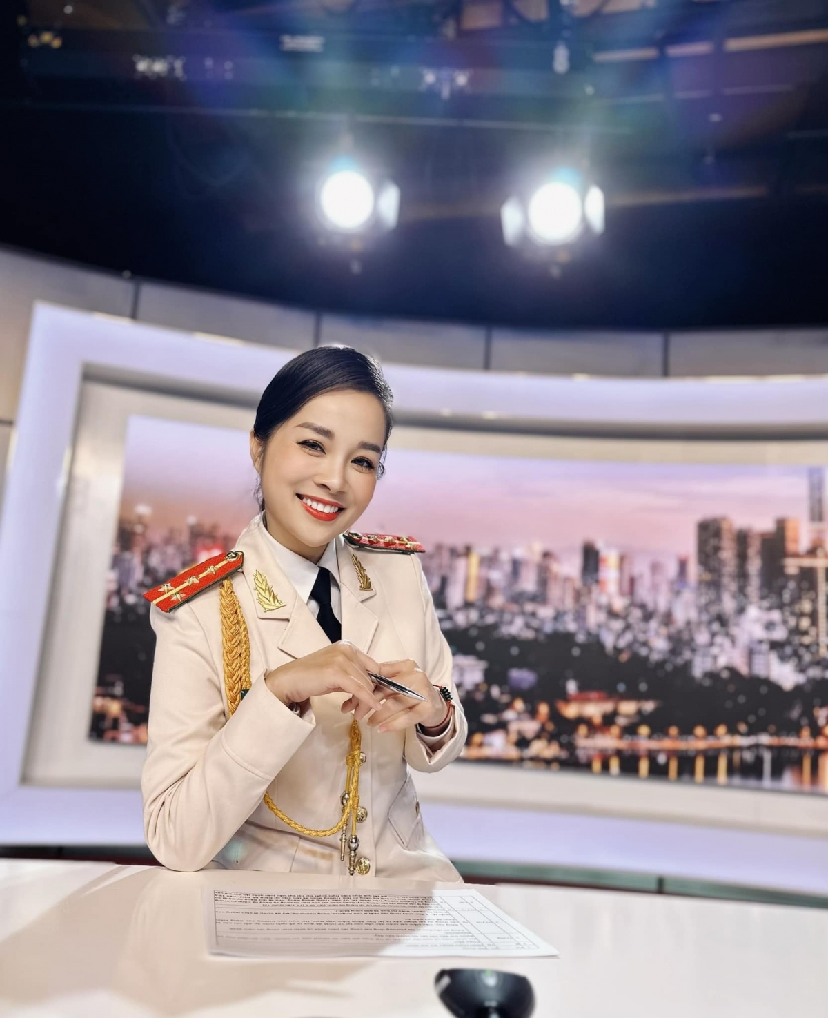 MC Minh Hương viết: "Cơm nước gì chưa đồng chí ơi, ship cho đồng chí cốc trà sữa cho khỏi khô họng nhé".