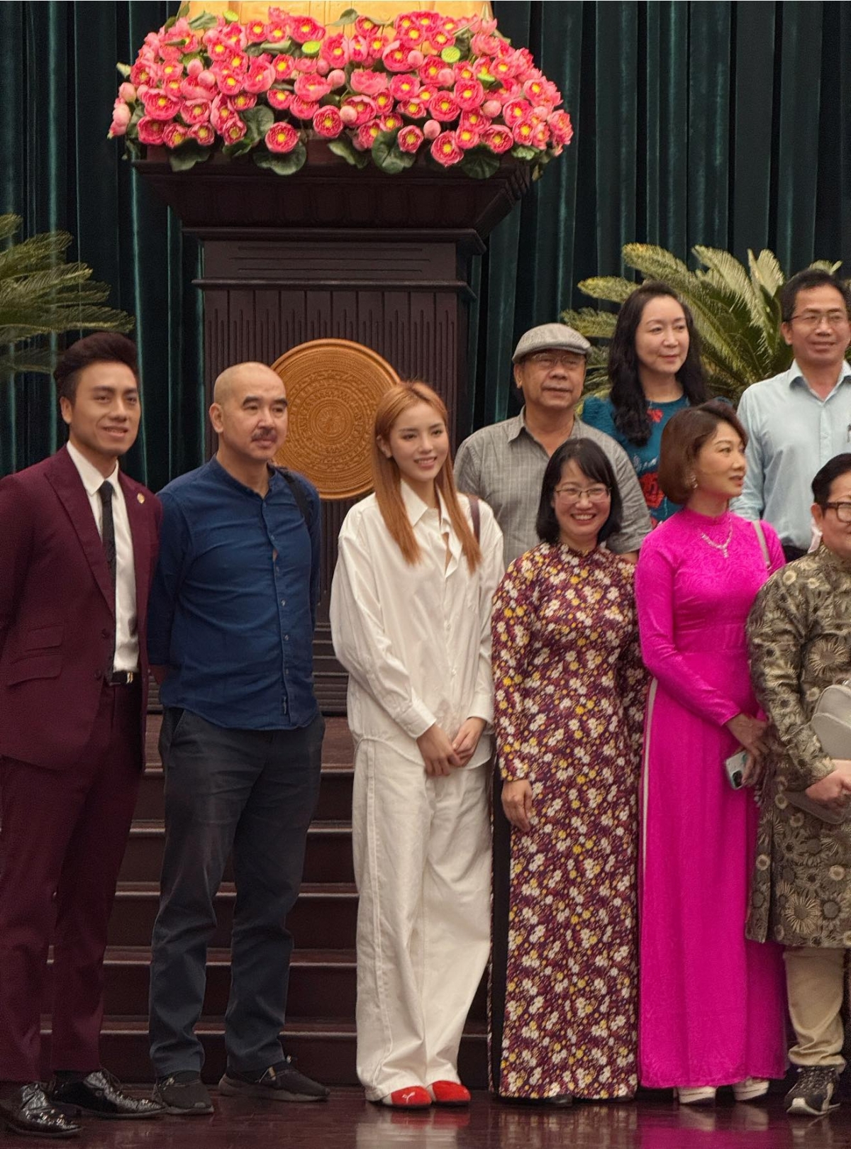 Khi Hoa hậu Kỳ Duyên đăng ảnh tham dự buổi họp mặt văn nghệ sĩ tiêu biểu nhân dịp đầu năm Ất Tỵ 2025, có khán giả bình luận cô mặc trang phục không phù hợp, xuề xòa, đôi giầy không hợp với quần áo. Ngay lập tức, người đẹp trả lời: “Mỗi người một phong cách ấy bạn, mặc thế này lịch sự mà còn trẻ trung nữa, sơ mi trắng quần trắng, tớ phối giày đỏ cho đỡ nhàm chán. Bao giờ tớ đi dép, mặc áo ngắn thì tớ sẽ tiếp thu ý kiến của bạn”. Tại buổi họp mặt, Kỳ Duyên mặc áo sơ mi và quần dài trắng, đi giày thể thao đỏ. Nhiều khán giả cũng lên tiếng bênh vực Kỳ Duyên, cho rằng cô mặc áo sơ mi, quần dài kín đáo là phù hợp với sự kiện. (Nguồn: FBNV)